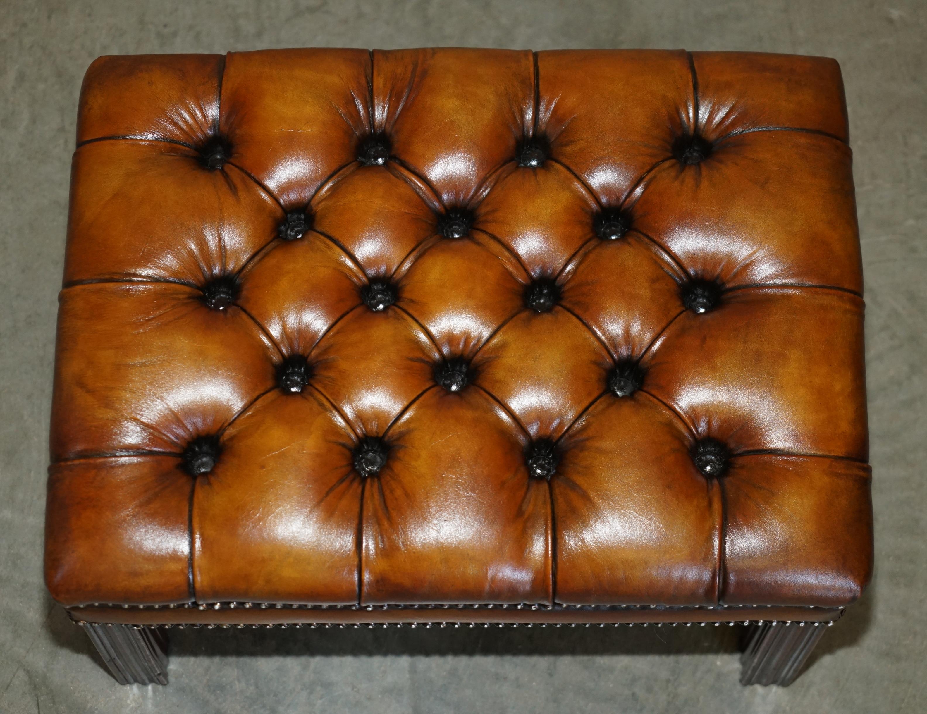 PAiR OF FULLY RESTORED VINTAGE HANDDYED BROWN LEATHER CHESTERFIELD FOOTSTOOLS (Handgefertigt) im Angebot