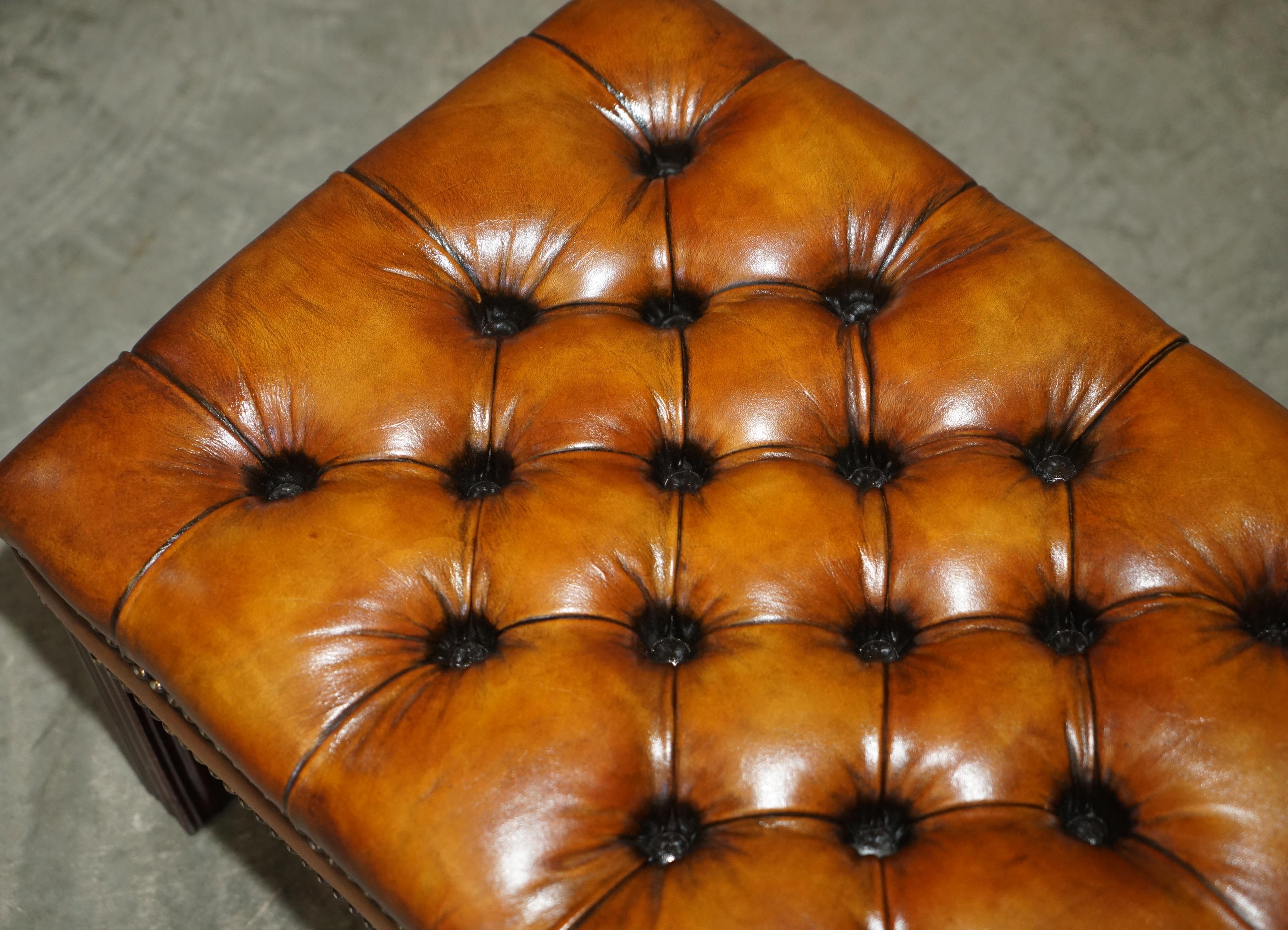 PAiR OF FULLY RESTORED VINTAGE HANDDYED BROWN LEATHER CHESTERFIELD FOOTSTOOLS im Zustand „Gut“ im Angebot in West Sussex, Pulborough