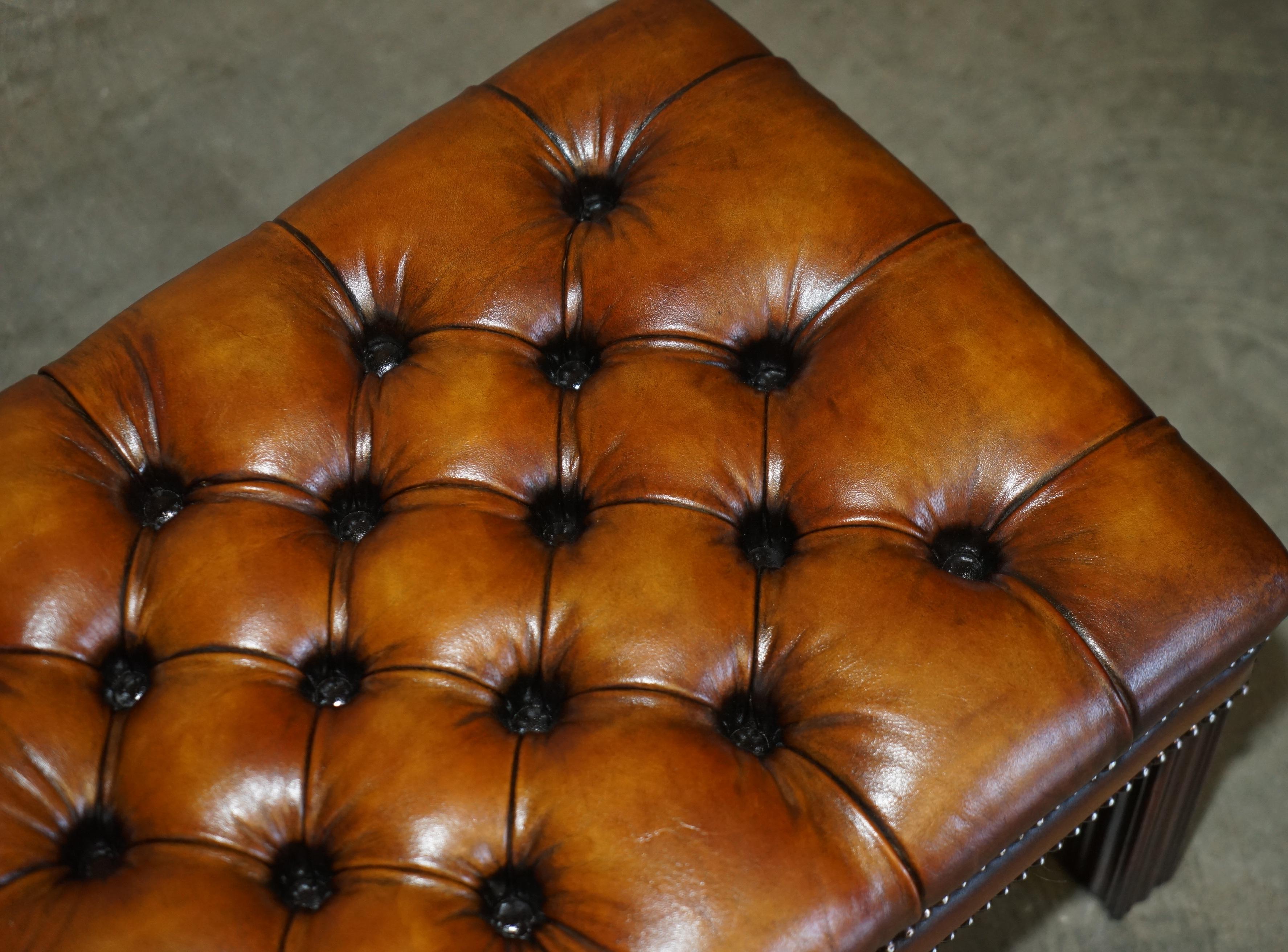PAiR OF FULLY RESTORED VINTAGE HANDDYED BROWN LEATHER CHESTERFIELD FOOTSTOOLS (20. Jahrhundert) im Angebot