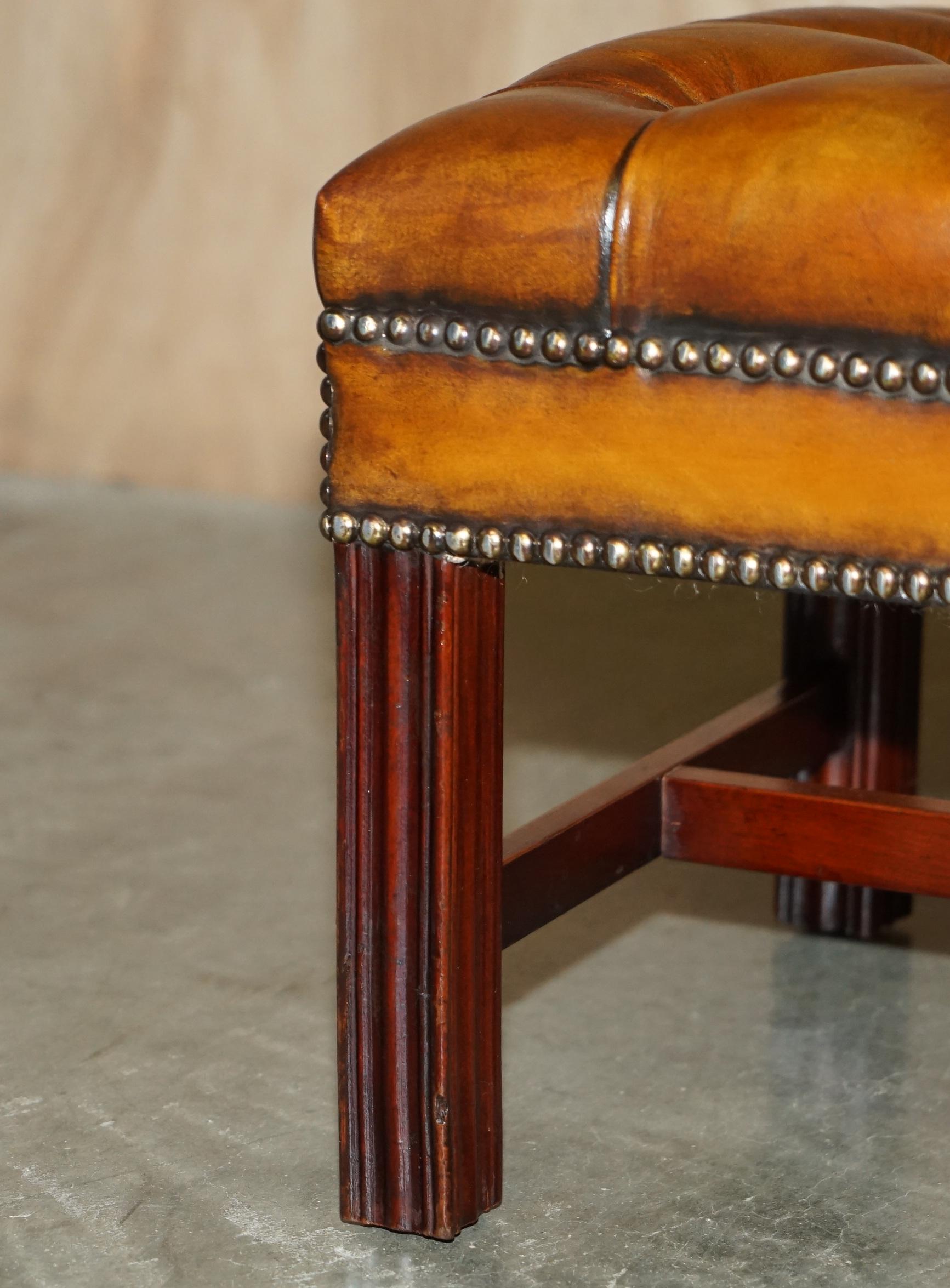 PAiR OF FULLY RESTORED VINTAGE HANDDYED BROWN LEATHER CHESTERFIELD FOOTSTOOLS (Leder) im Angebot