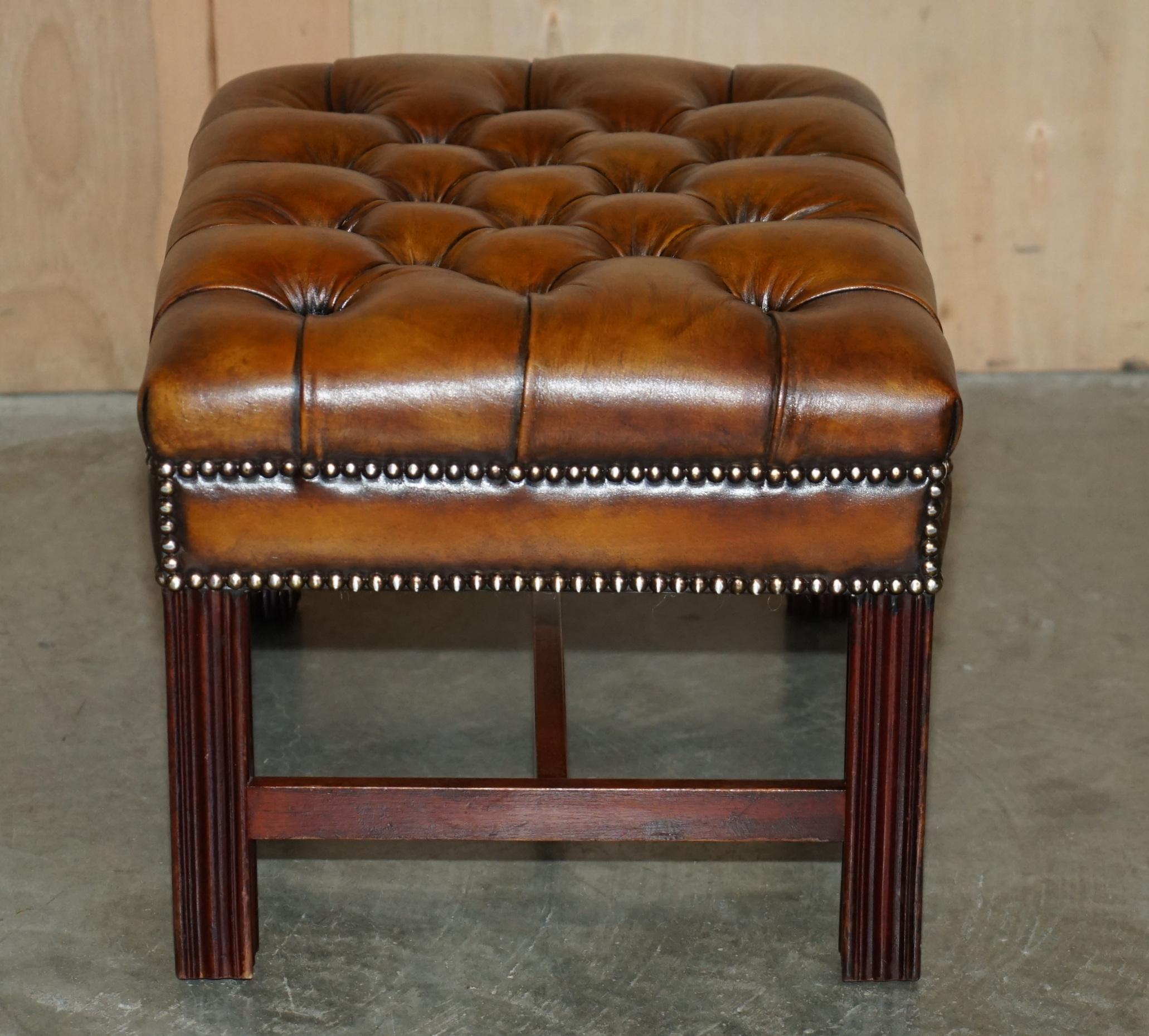 PAiR OF FULLY RESTORED VINTAGE HANDDYED BROWN LEATHER CHESTERFIELD FOOTSTOOLS im Angebot 1