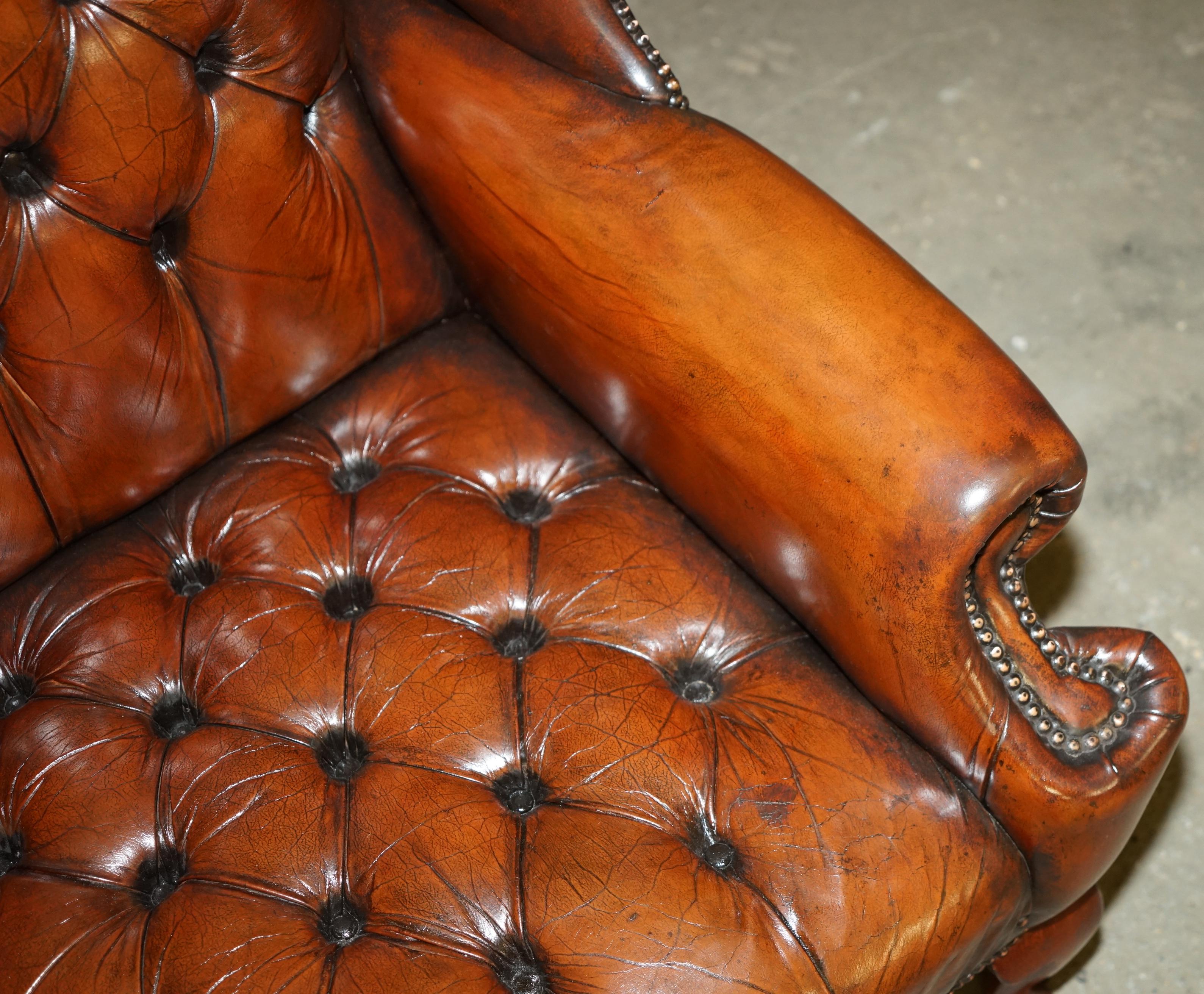 Paire de fauteuils WILLIAM MORRIS ARM CHESTERFIELD TUFTED WINGBACK entièrement restaurés en vente 2