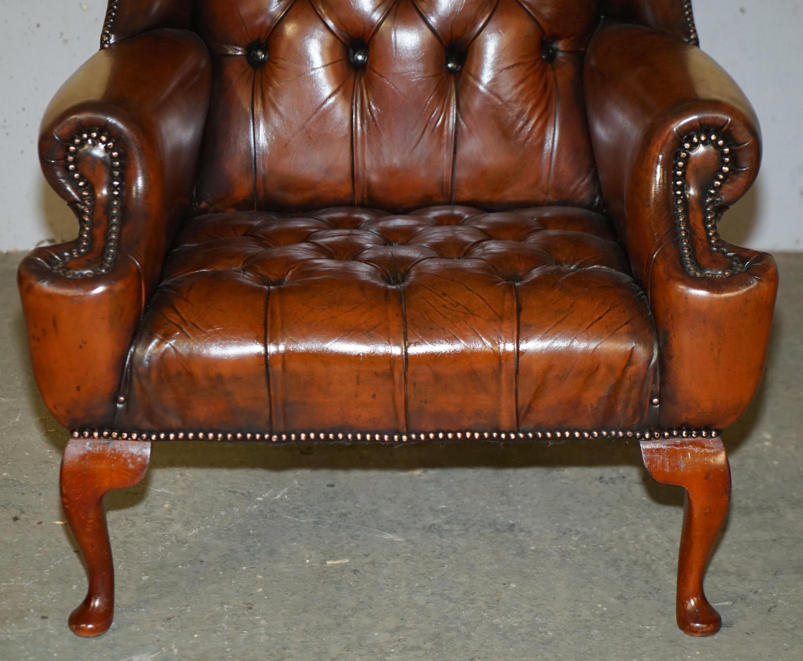 Paire de fauteuils WILLIAM MORRIS ARM CHESTERFIELD TUFTED WINGBACK entièrement restaurés en vente 3