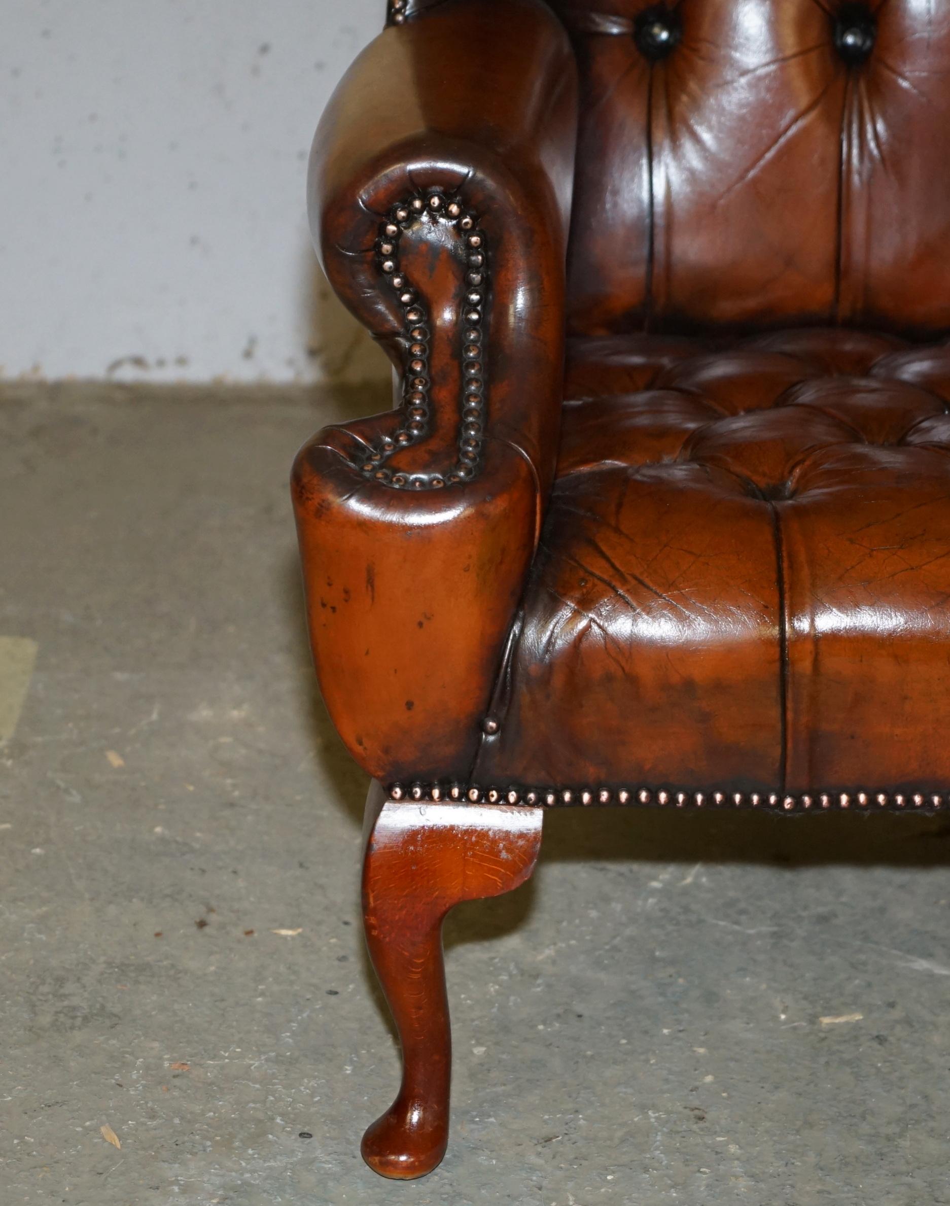 Paire de fauteuils WILLIAM MORRIS ARM CHESTERFIELD TUFTED WINGBACK entièrement restaurés en vente 4