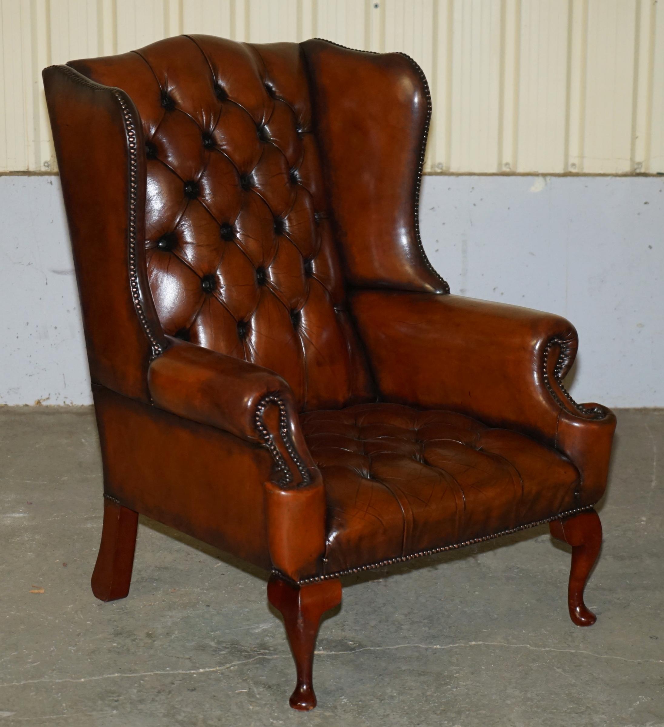 Paire de fauteuils WILLIAM MORRIS ARM CHESTERFIELD TUFTED WINGBACK entièrement restaurés en vente 8