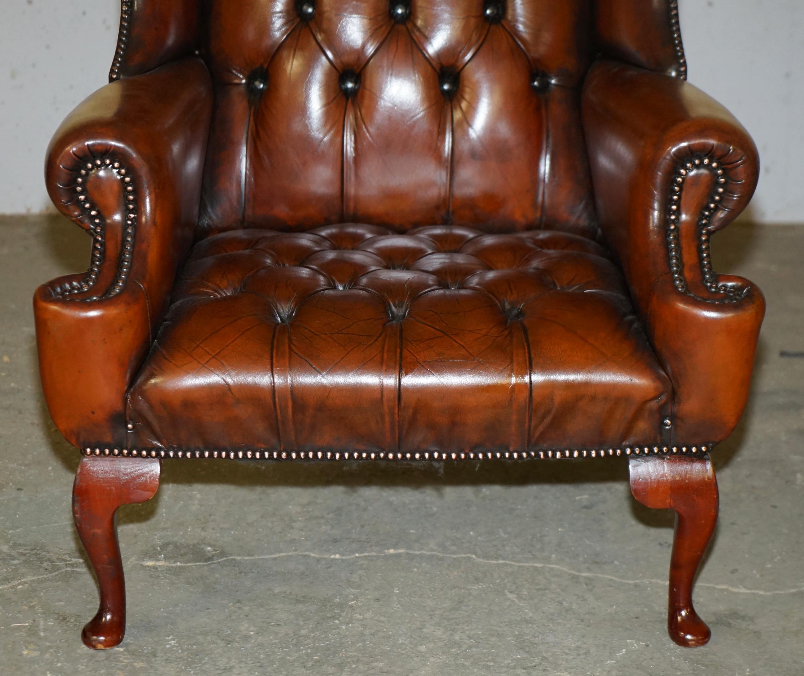 Paire de fauteuils WILLIAM MORRIS ARM CHESTERFIELD TUFTED WINGBACK entièrement restaurés en vente 11