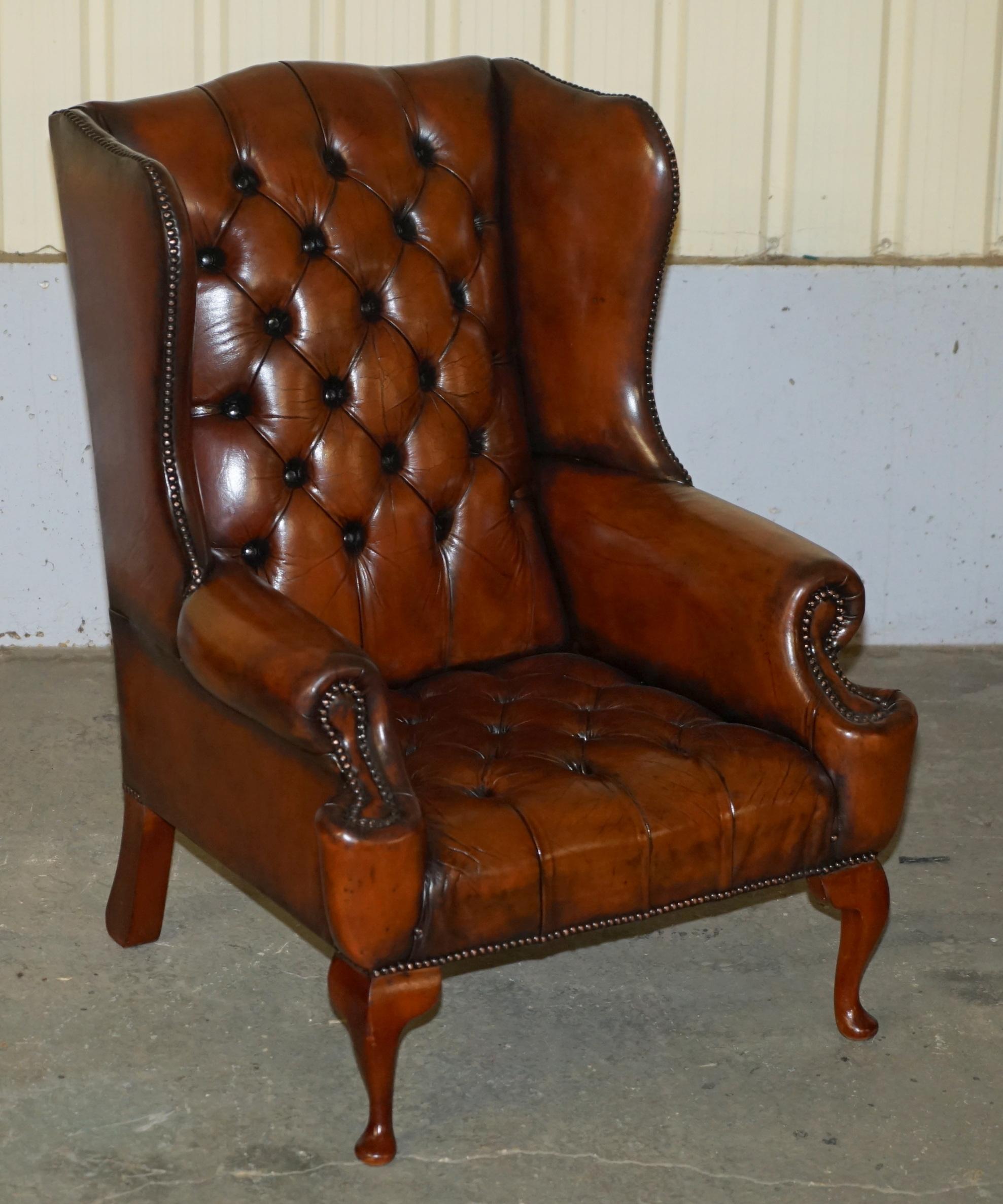 Royal House Antiques

The House Antiques a le plaisir d'offrir à la vente cette paire de fauteuils à oreilles Chesterfield en cuir brun cigare des années 1960, entièrement restaurés, avec des accoudoirs de style William Morris et des capitons au