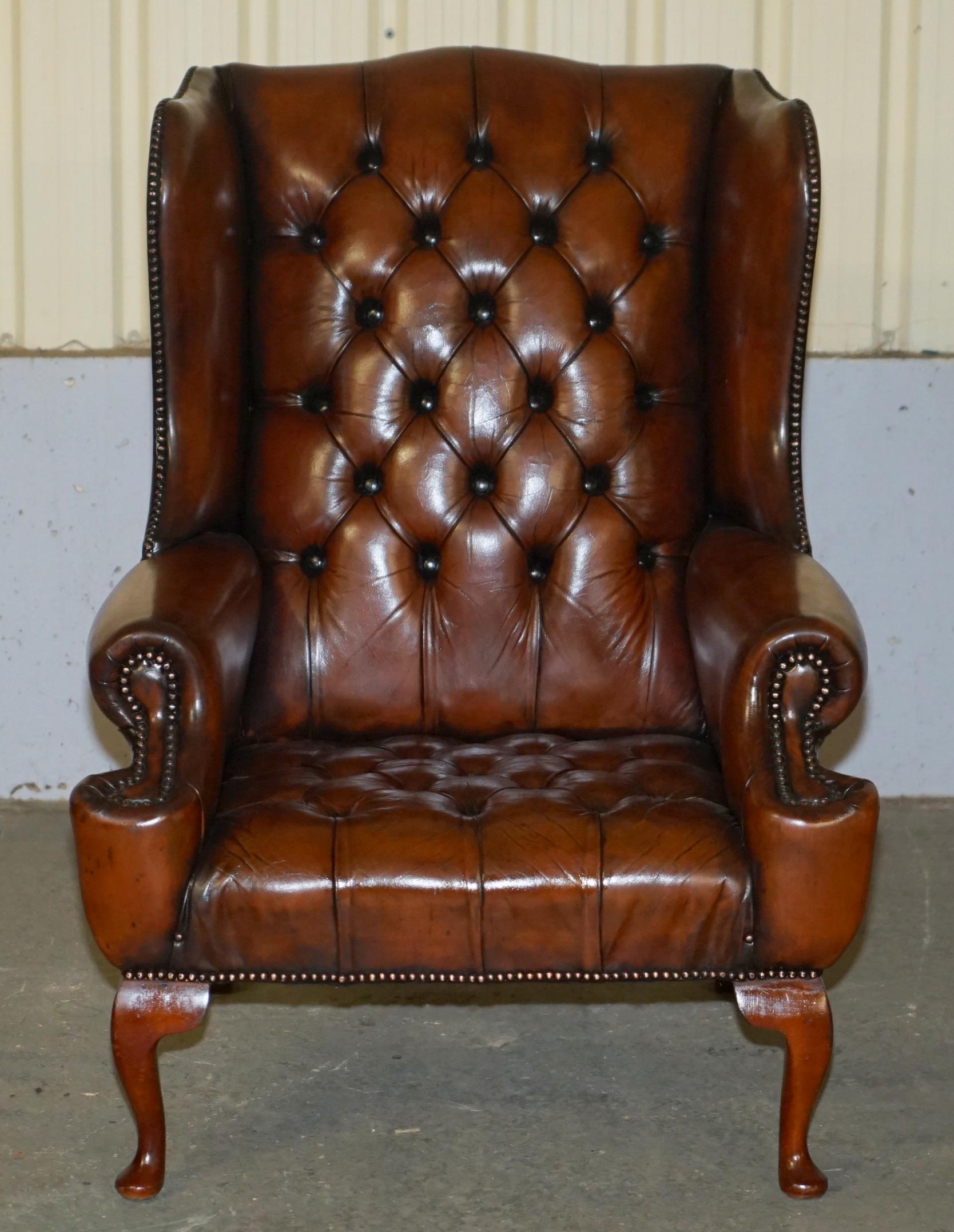 Chesterfield Paire de fauteuils WILLIAM MORRIS ARM CHESTERFIELD TUFTED WINGBACK entièrement restaurés en vente