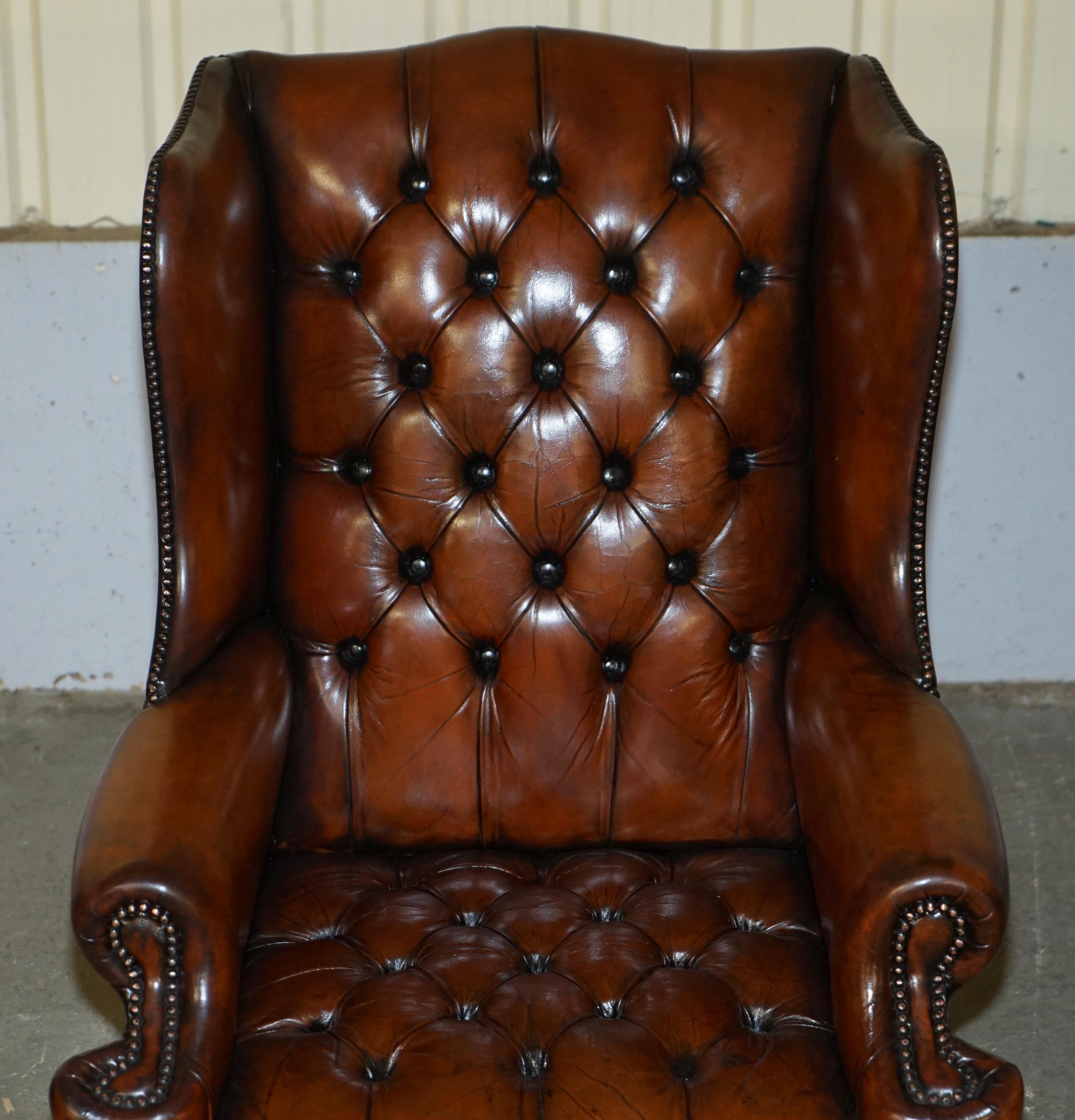Anglais Paire de fauteuils WILLIAM MORRIS ARM CHESTERFIELD TUFTED WINGBACK entièrement restaurés en vente