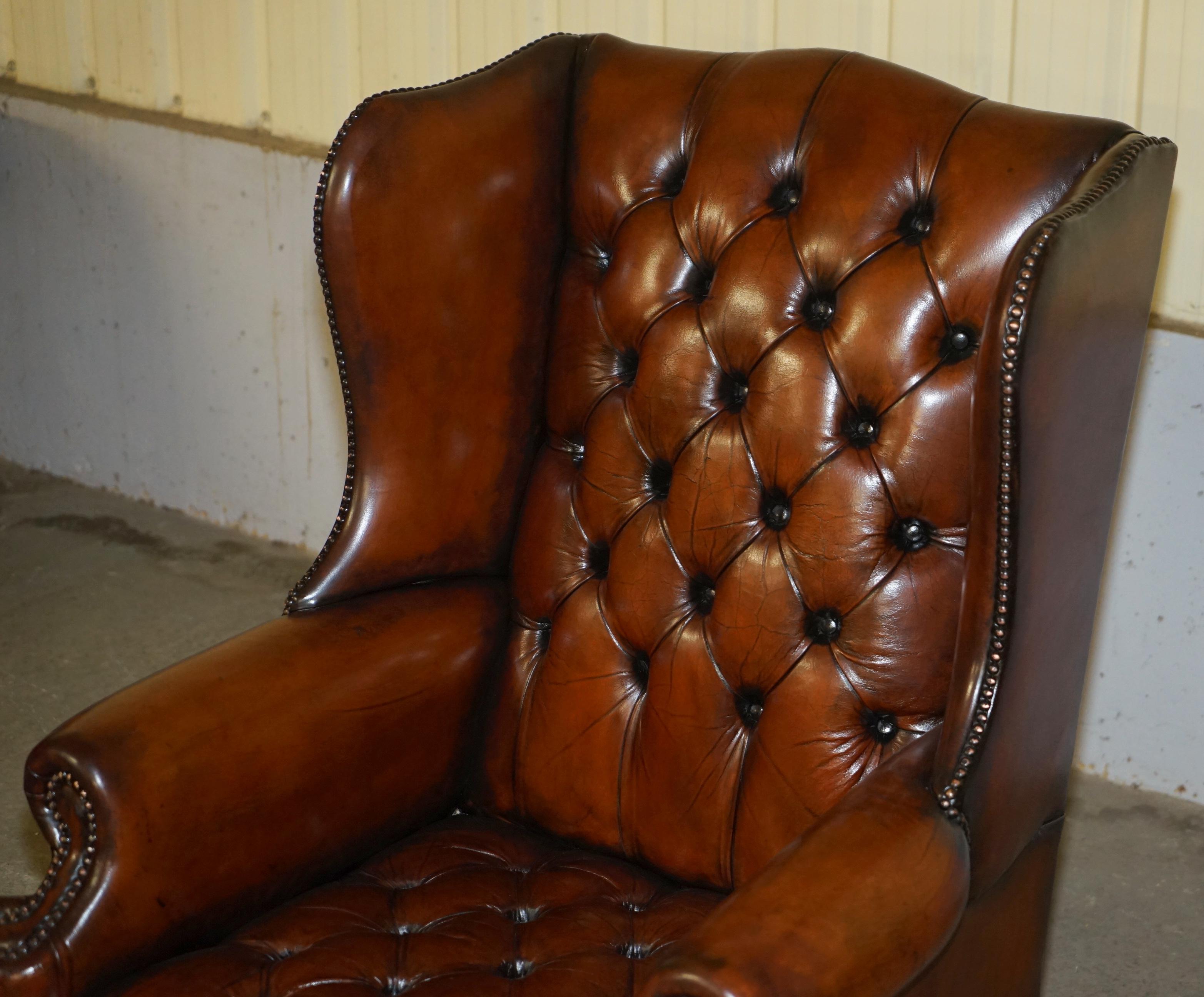 Fait main Paire de fauteuils WILLIAM MORRIS ARM CHESTERFIELD TUFTED WINGBACK entièrement restaurés en vente