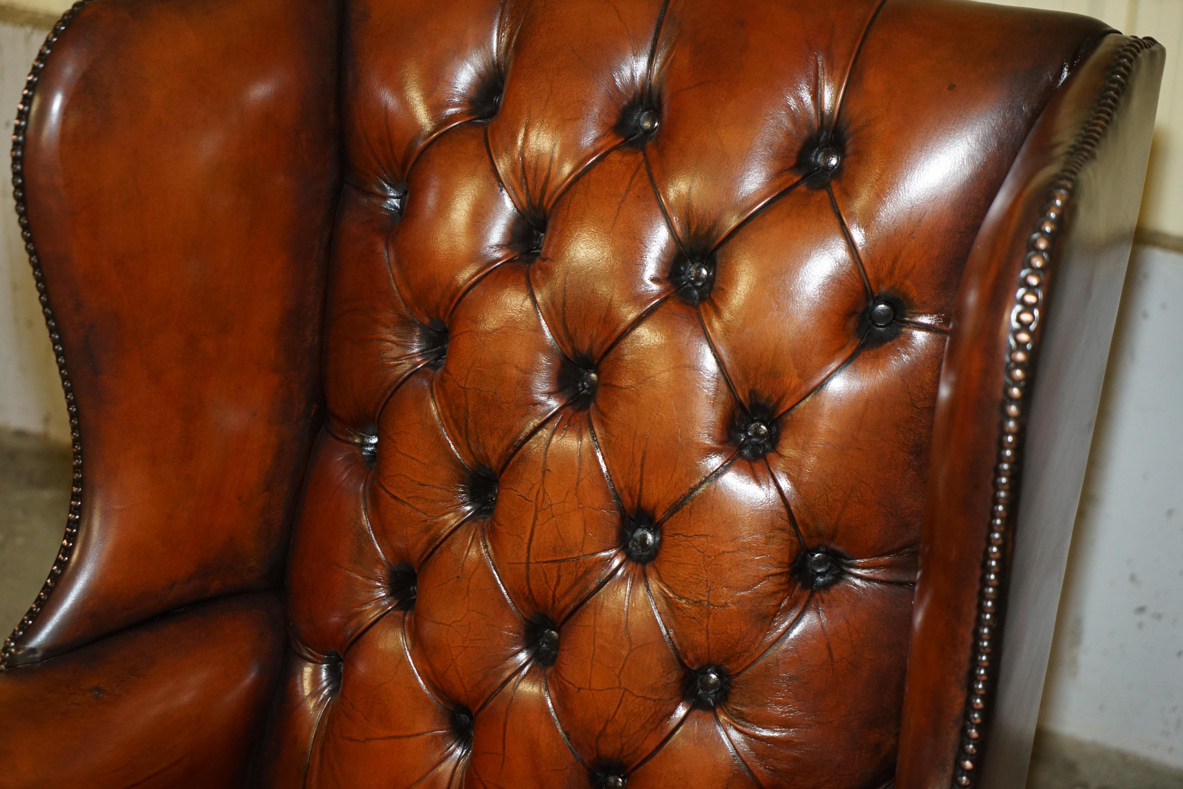 Paire de fauteuils WILLIAM MORRIS ARM CHESTERFIELD TUFTED WINGBACK entièrement restaurés Bon état - En vente à West Sussex, Pulborough