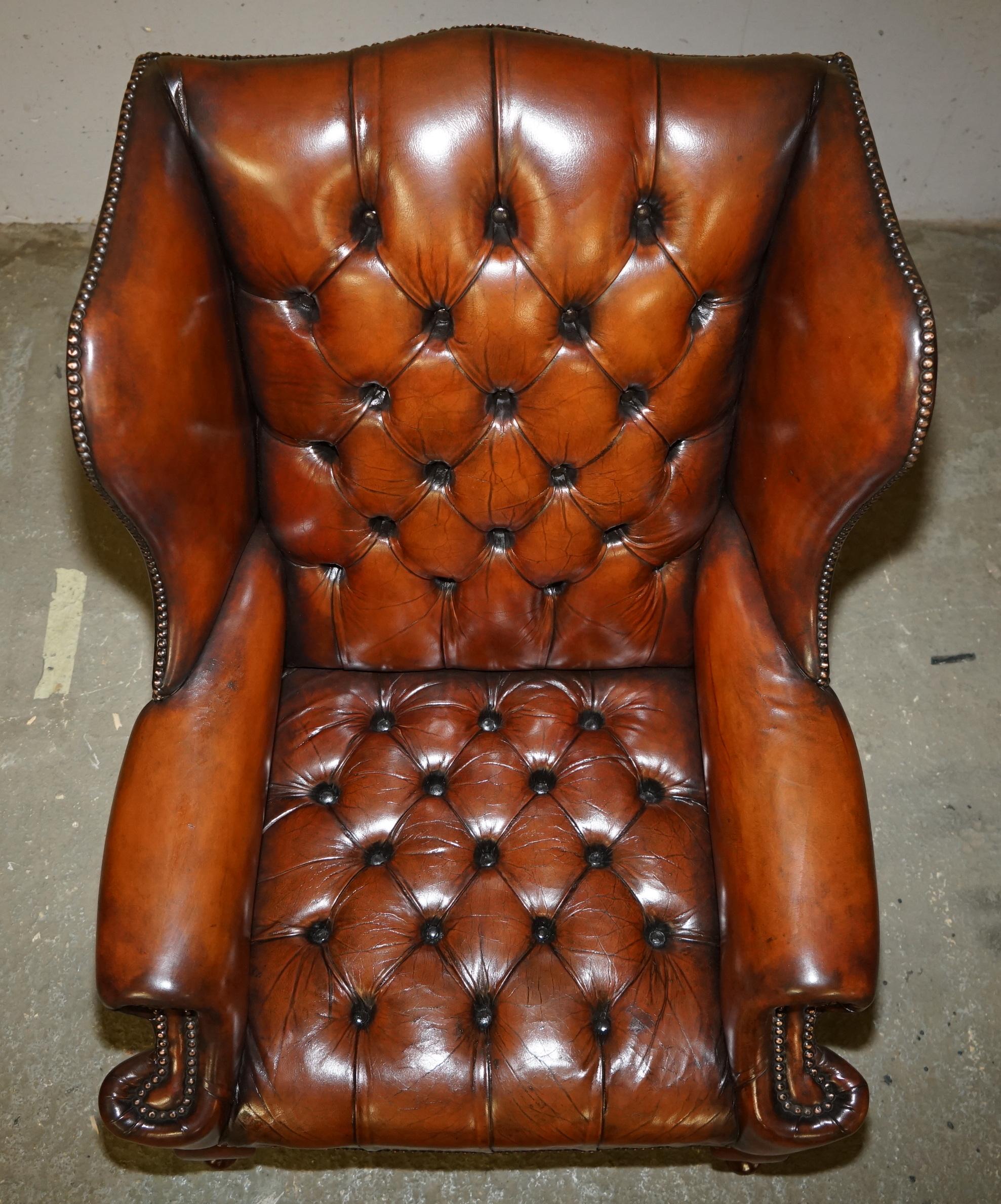 Milieu du XXe siècle Paire de fauteuils WILLIAM MORRIS ARM CHESTERFIELD TUFTED WINGBACK entièrement restaurés en vente