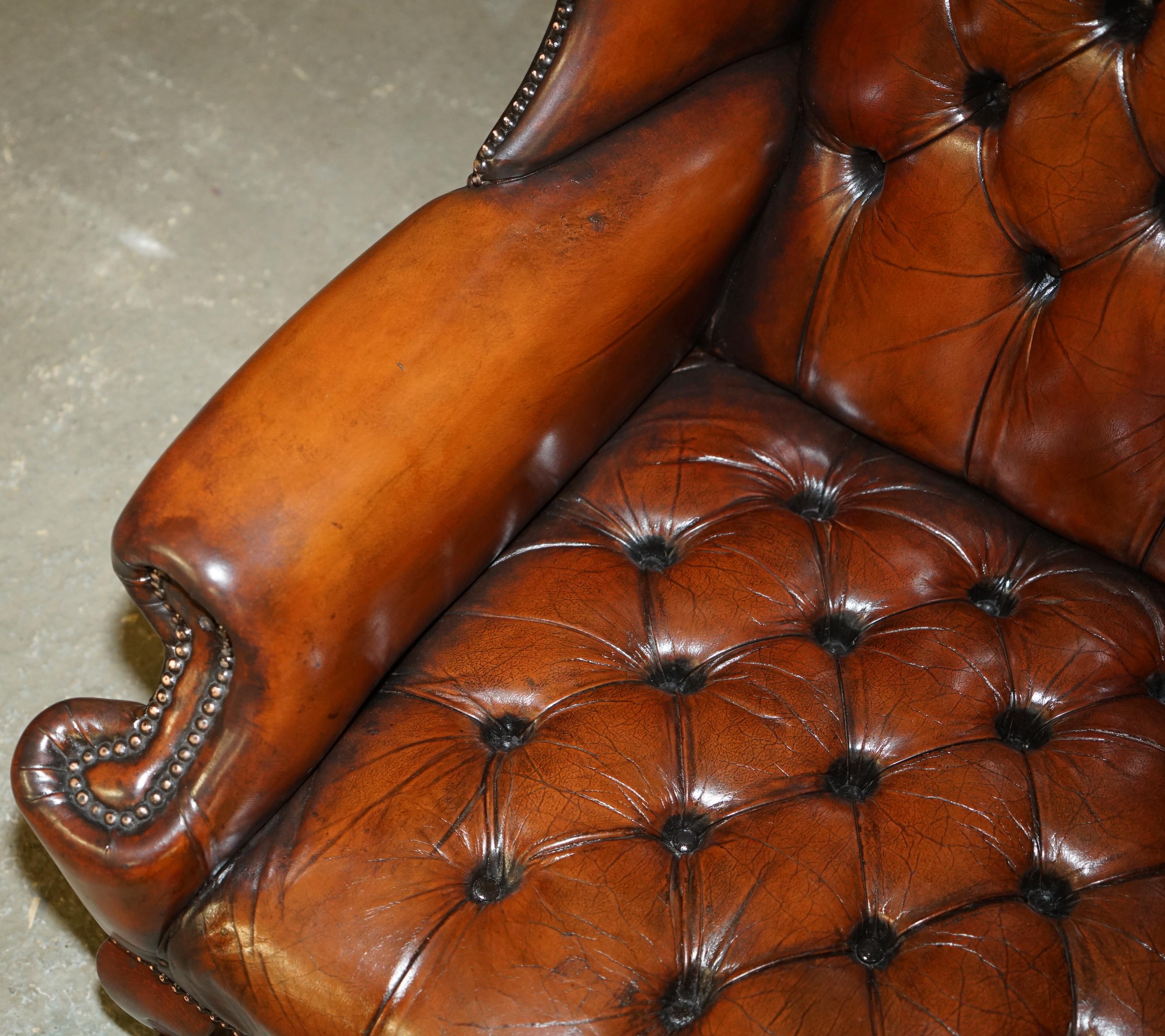 Paire de fauteuils WILLIAM MORRIS ARM CHESTERFIELD TUFTED WINGBACK entièrement restaurés en vente 1