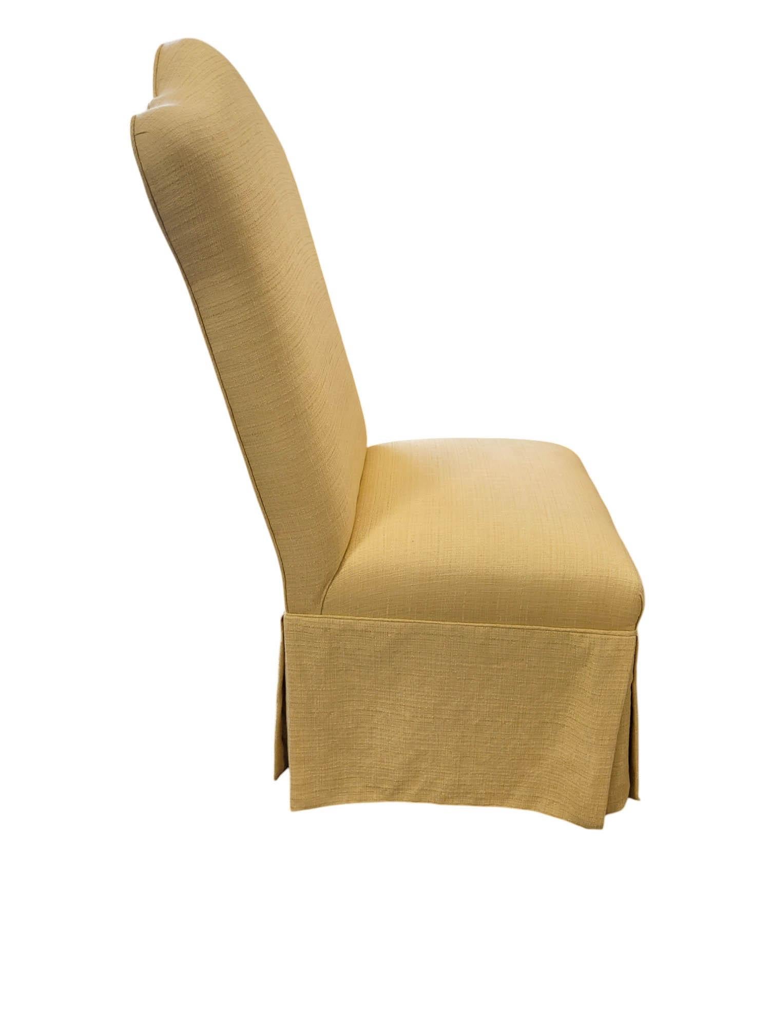 Paire de chaises à jupe entièrement tapissées avec dossier serpentin en vente 5