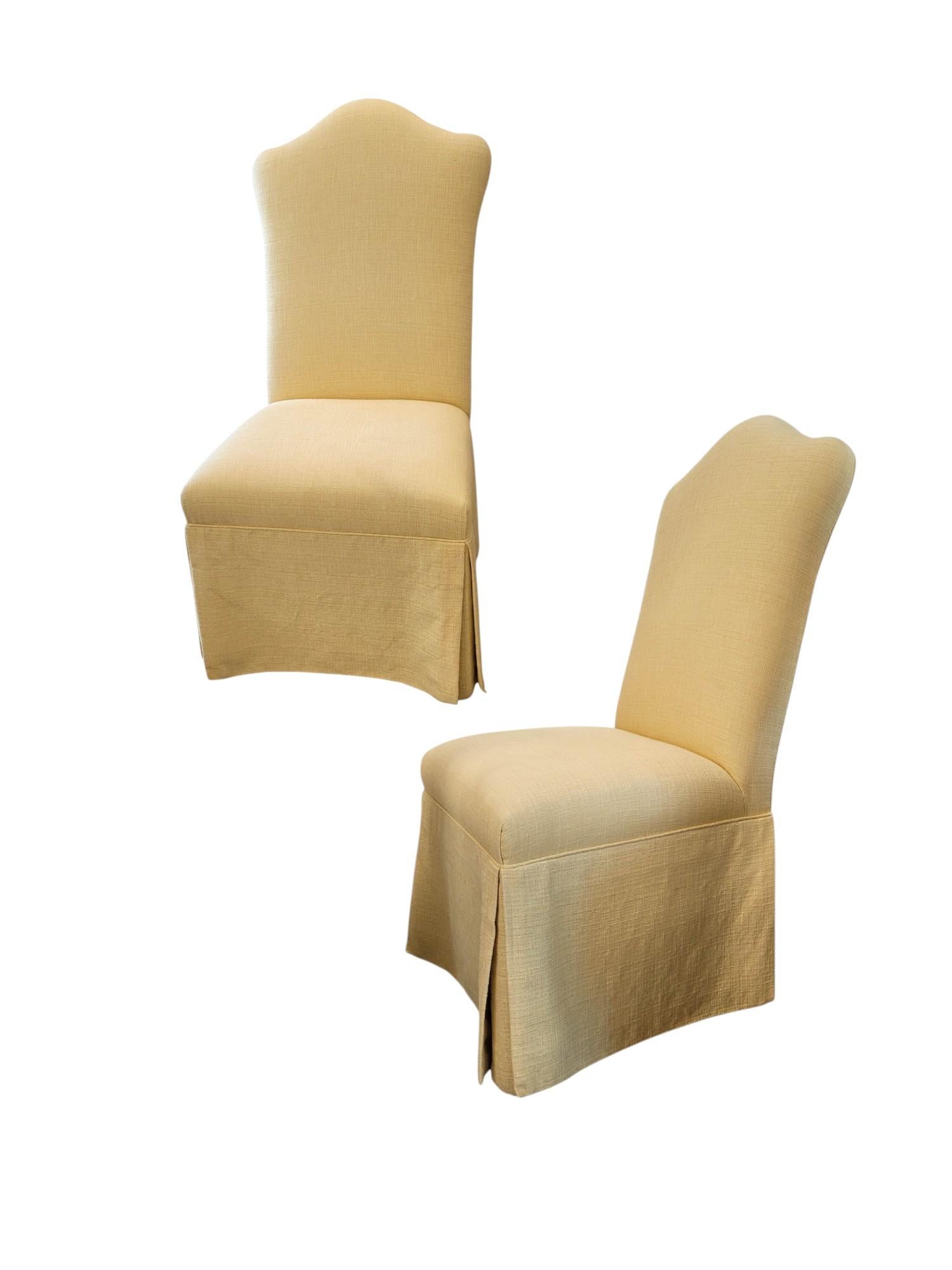 Textile Paire de chaises à jupe entièrement tapissées avec dossier serpentin en vente