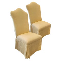 Paire de chaises à jupe entièrement tapissées avec dossier serpentin