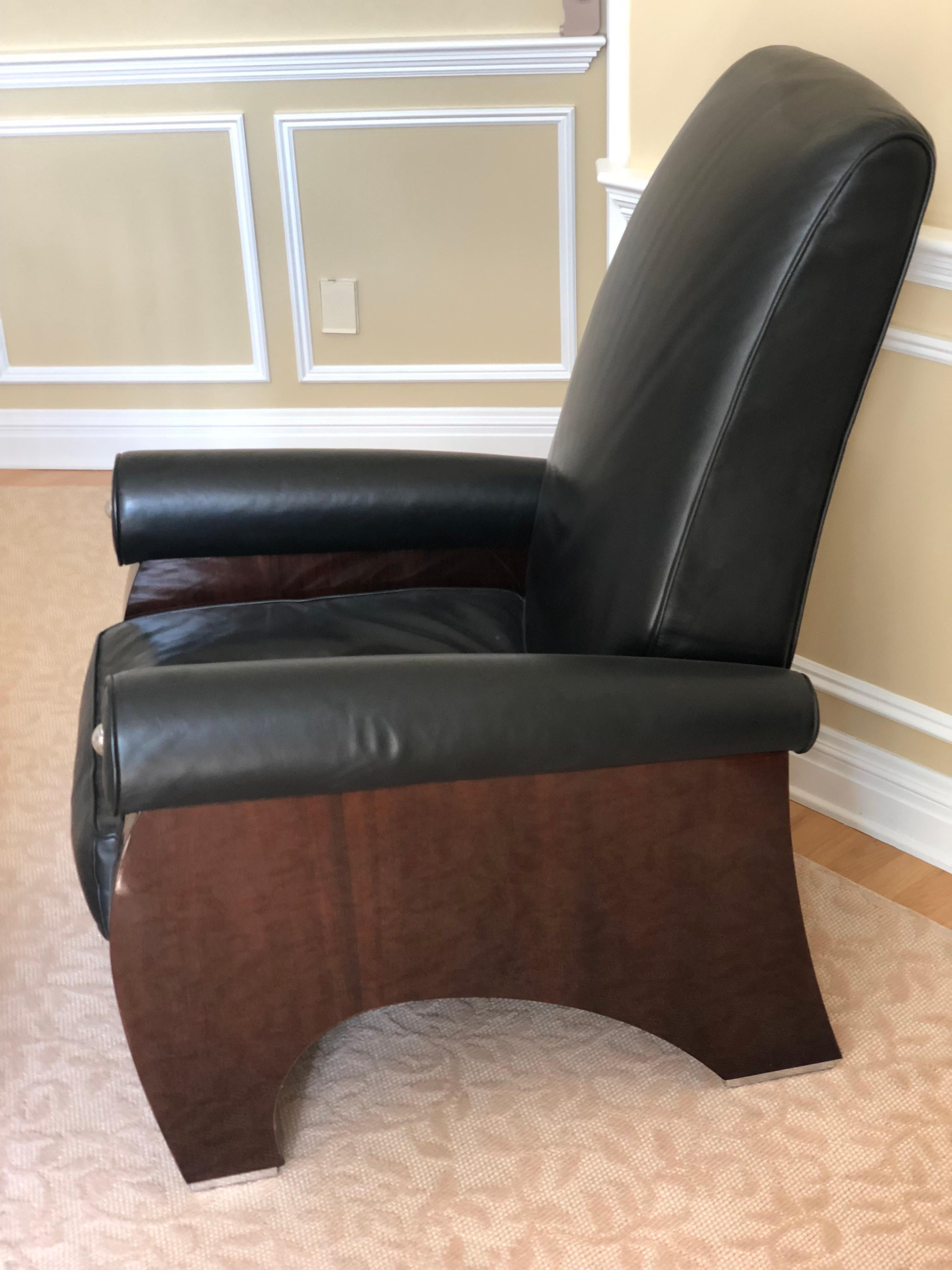Le poltrone Fumo sono state disegnate da James Rosen per Pace Collection e prodotte da i4 Mariani nel 1996. Il Fumo ha uno schienale alto e proporzioni esagerate. Le sedie sono rivestite in morbida pelle nera. La base in mogano lucido poggia su