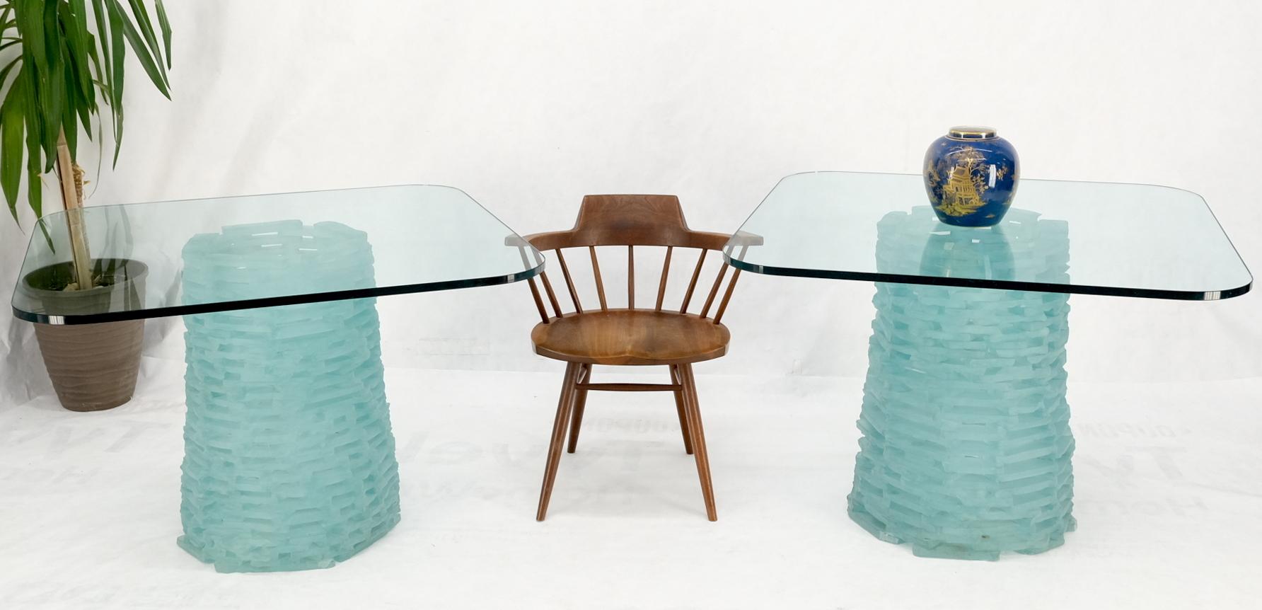 Paar von verschmolzenem Glas Blöcke Sockel Basen abgerundeten quadratischen Tops Esstisch Spiel.
Sehr ungewöhnliches Design Spiel Cafe Esstische mit 3/4 