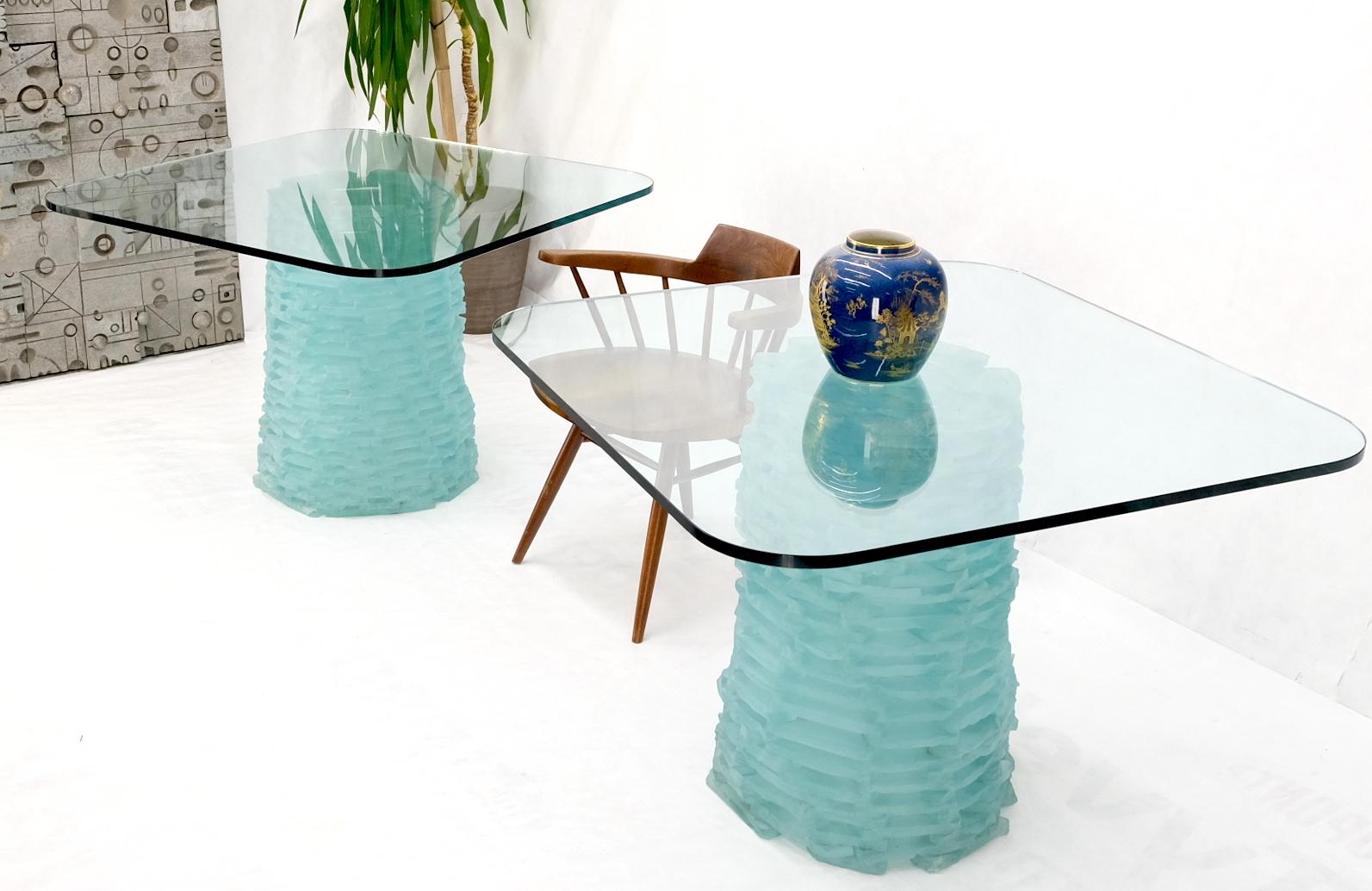 Paar von Fused Glass Blocks Pedestal Bases abgerundeten quadratischen Platten Dining Game Table (Moderne der Mitte des Jahrhunderts) im Angebot
