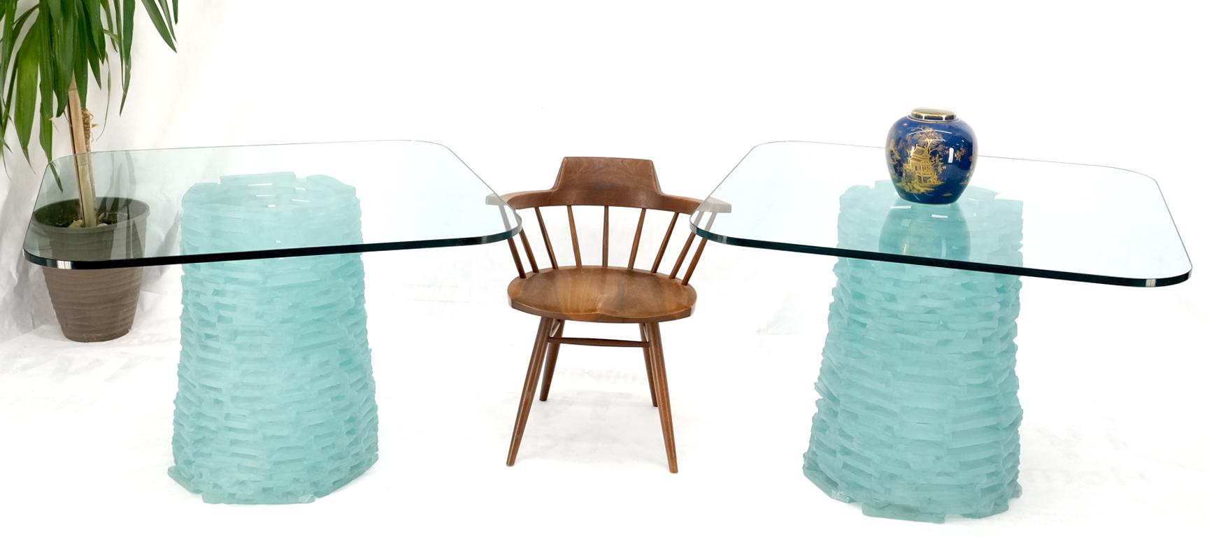 Paar von Fused Glass Blocks Pedestal Bases abgerundeten quadratischen Platten Dining Game Table (20. Jahrhundert) im Angebot