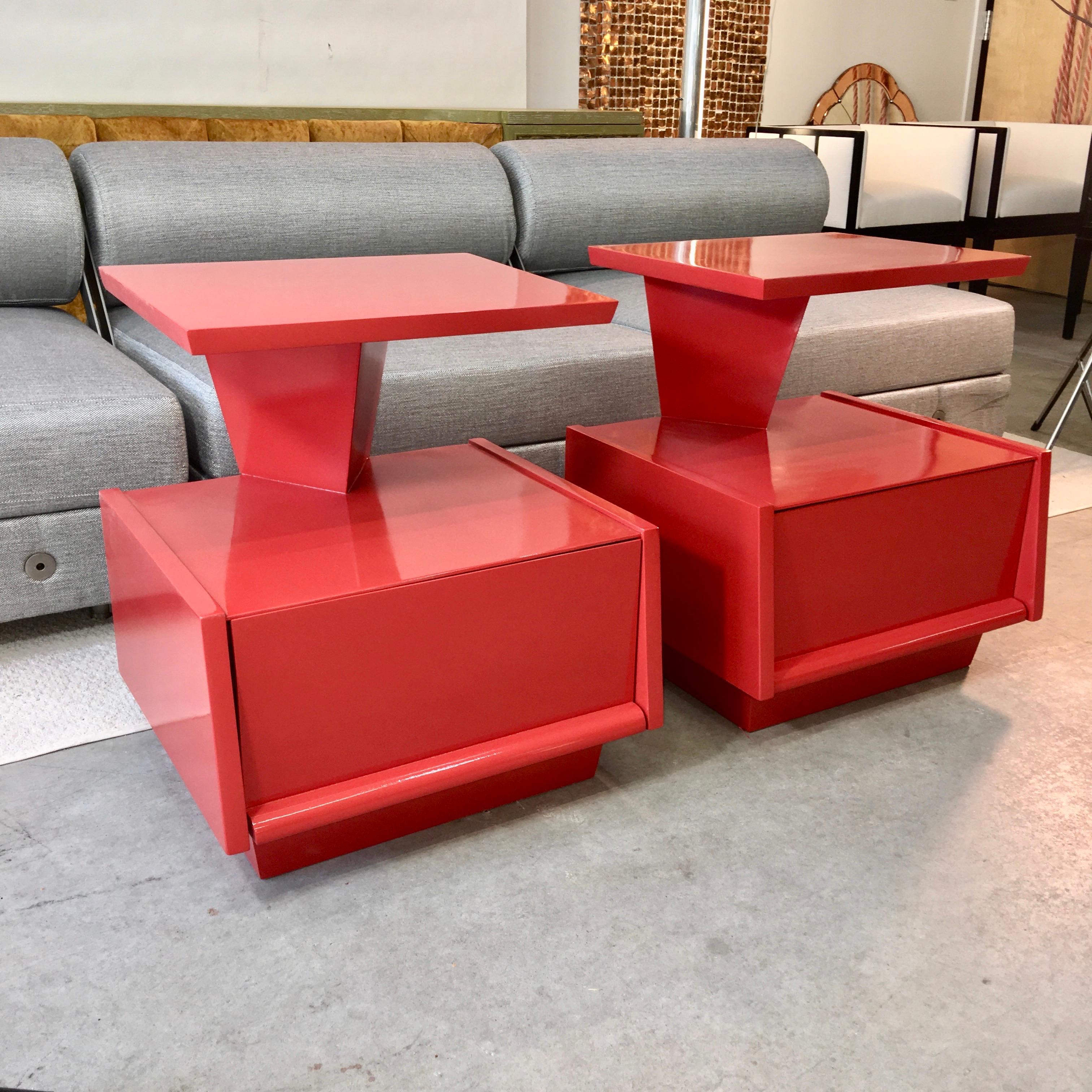 Pair of 1950s nightstands with an almost anthropomorphic science fiction vibe, one almost expects them to start bleeping and tidy up the bedroom.
During the 1950s Mengel Furniture was associated with such design luminaries as Raymond Loewy and