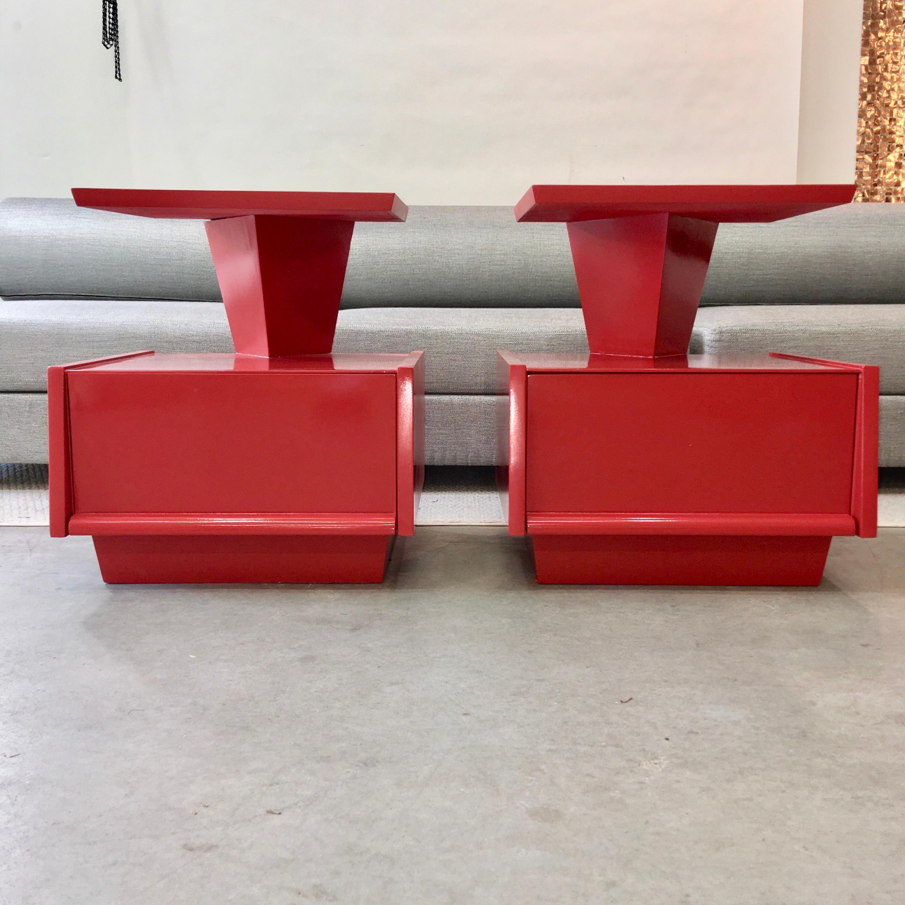 American Pair of Futuristic 1950s Lacquered Nightstands by Mengel