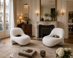 Paire de fauteuils au design futuriste, aux courbes organiques et recouverts de tissu blanc