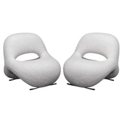 Paire de fauteuils au design futuriste, aux courbes organiques et recouverts de tissu blanc