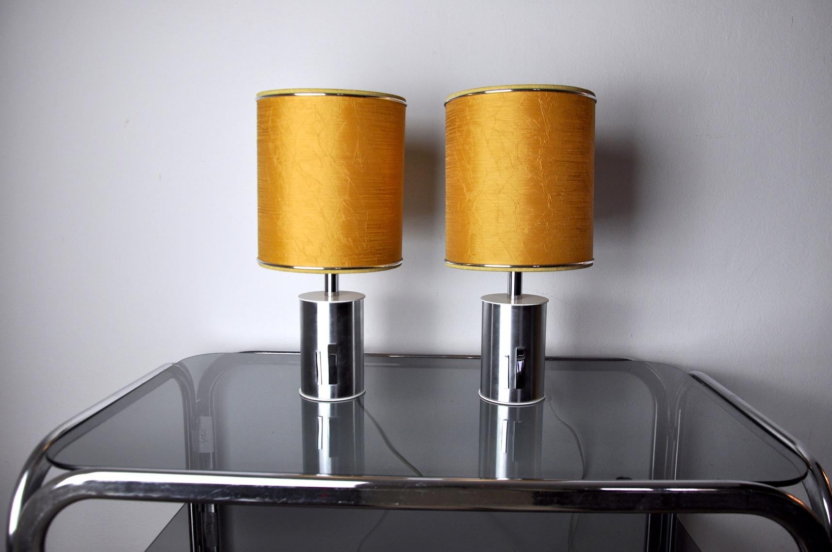 Sehr schönes Paar futuristischer Lampen, entworfen und hergestellt von marca sl in Spanien in den 1970er Jahren. Struktur aus Metall, Lampenschirm aus goldenem Leinen. Einzigartiges Objekt, das wunderbar leuchtet und Ihrem Interieur eine echte