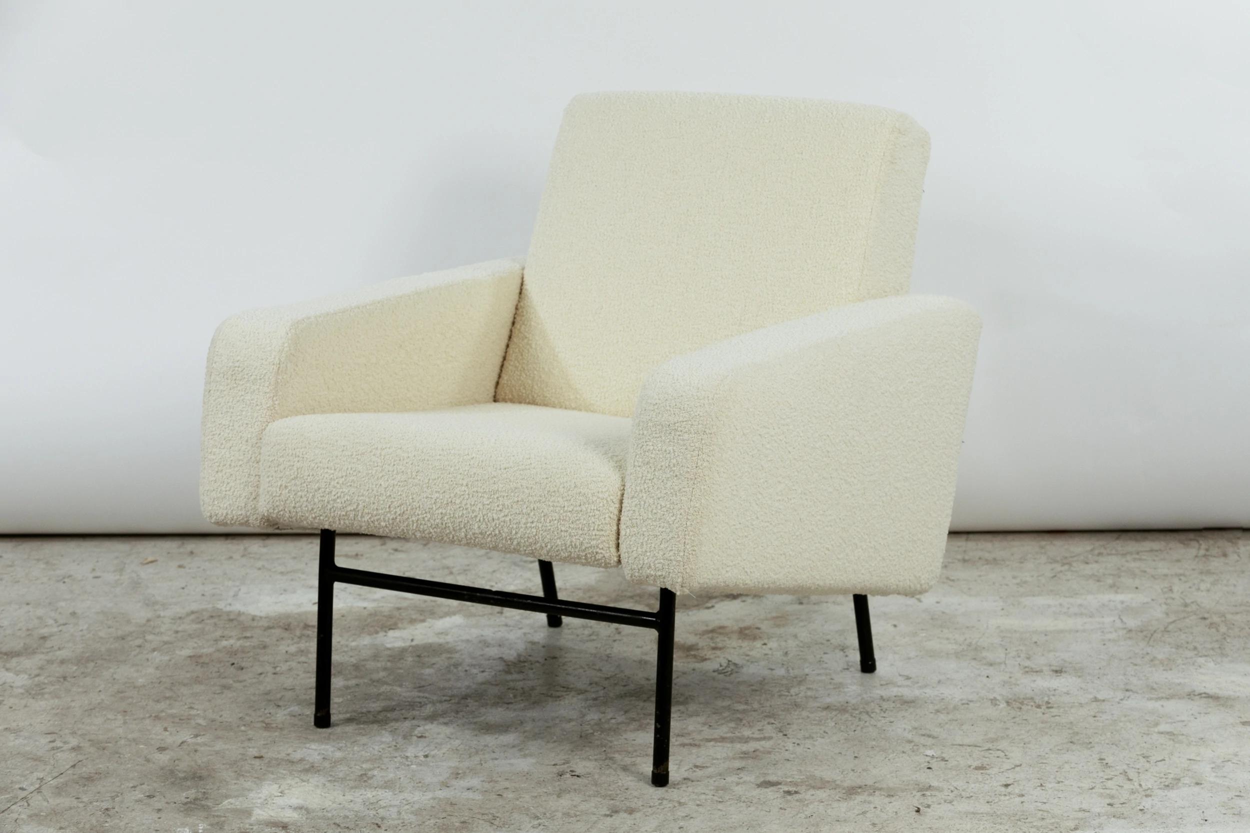 Pair of G 10 armchairs by Pierre Guariche for Airborne, recently upholstered in Bergamo woollen fabric by Bisson Bruneel.
Seat entirely redone (straps, foam, fabric), black lacquered metal legs, in original condition.