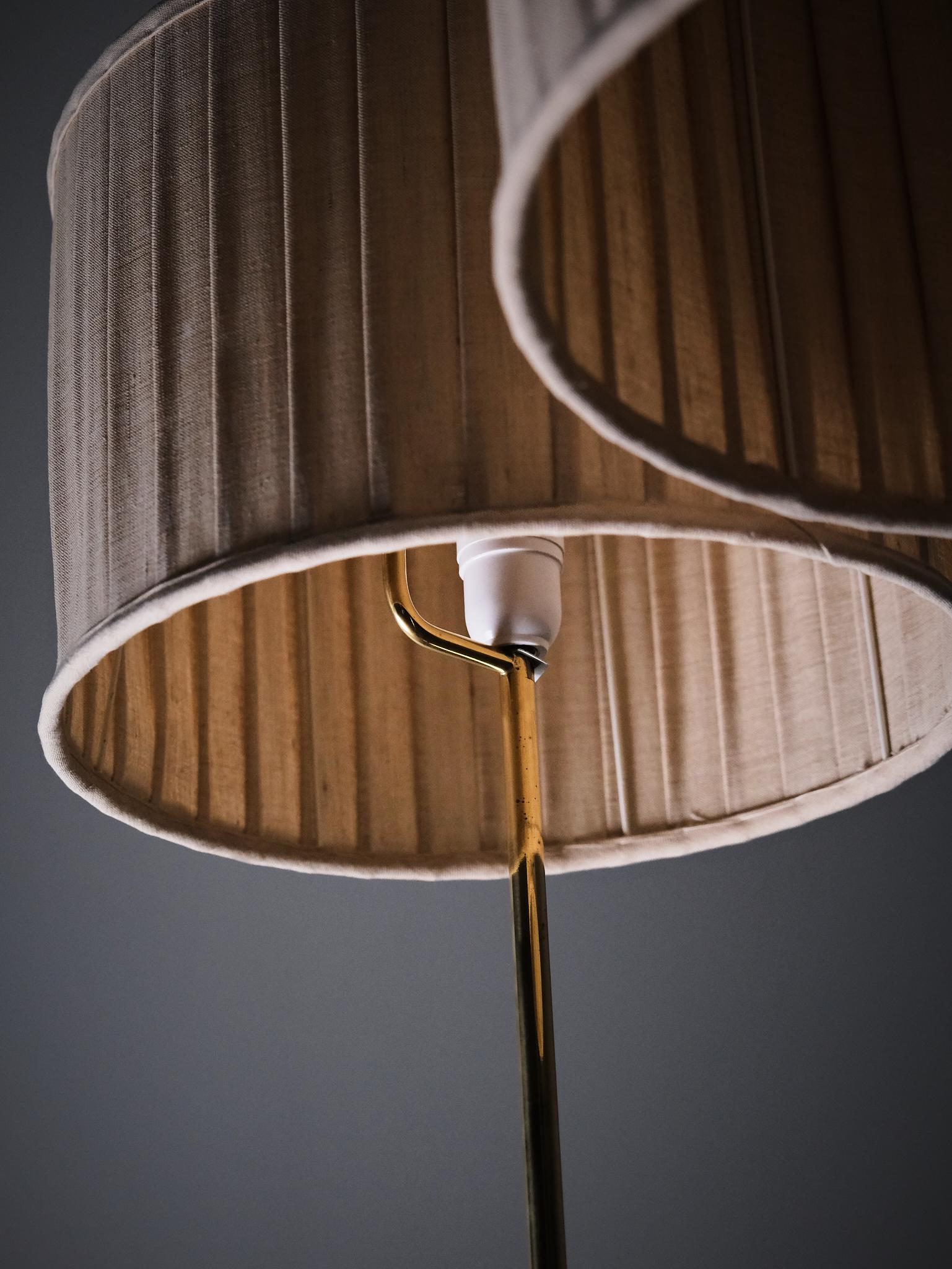 Laiton Pair of 'G-20' floor lamps by Hans-Agne Jakobsson, Sweden, 1950s en vente
