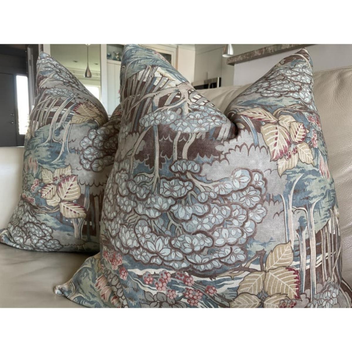 Un classique ! Woodland Menagerie de GP and J Baker en sarcelle est un tissu imprimé représentant une magnifique scène de forêt. Les couleurs sont la sarcelle atténuée, le rose tendre, le céladon et le tan. Ils ont été rehaussés d'un dos en velours