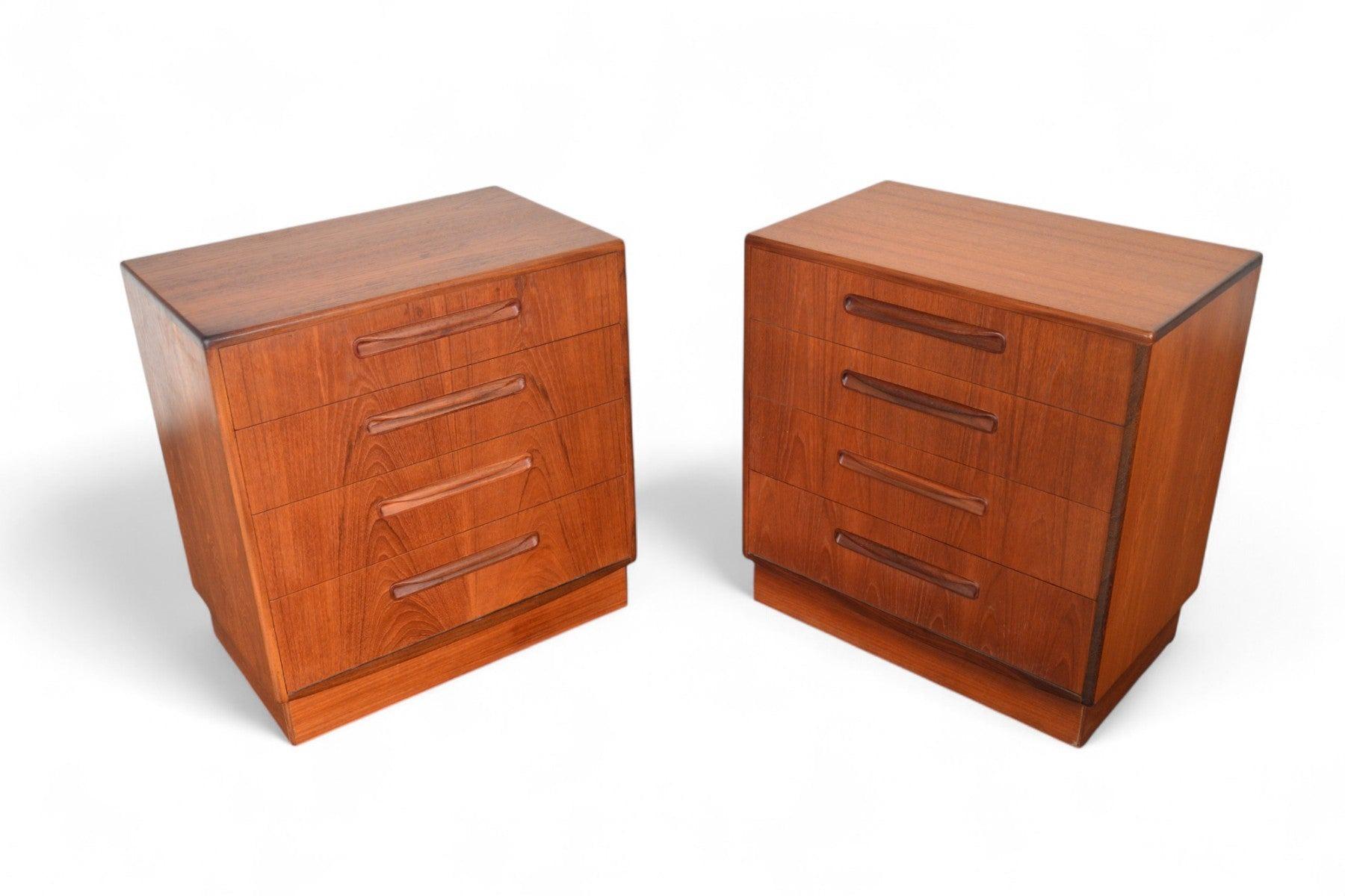 Origen: Inglaterra
Diseñador: Victor B. Wilkins
Fabricante: G Plan
Época: años 60
Materiales: Teca, Afromosia
Medidas: 28,5″ ancho x 17,5″ fondo x 29,5″ alto