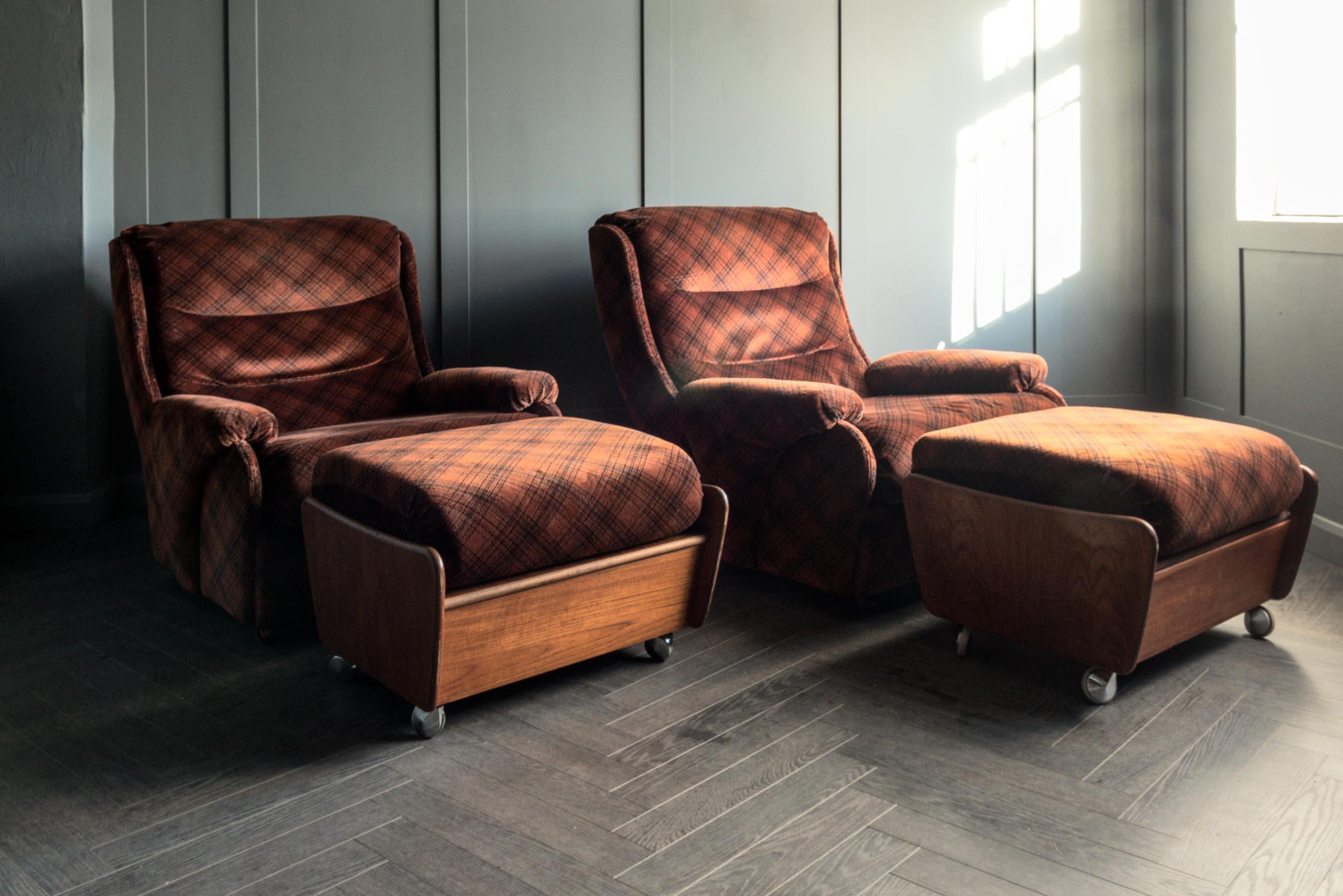 Äußerst seltenes und schnell an Wert gewinnendes Paar Mikado-Sessel von G Plan mit passenden Fußhockern. Retro-Vintage-Stil aus der Mitte des Jahrhunderts, ca. 1973, Stoff L702 'Verona'. Ein zukünftiger Klassiker, der schnell Kultstatus erlangt und