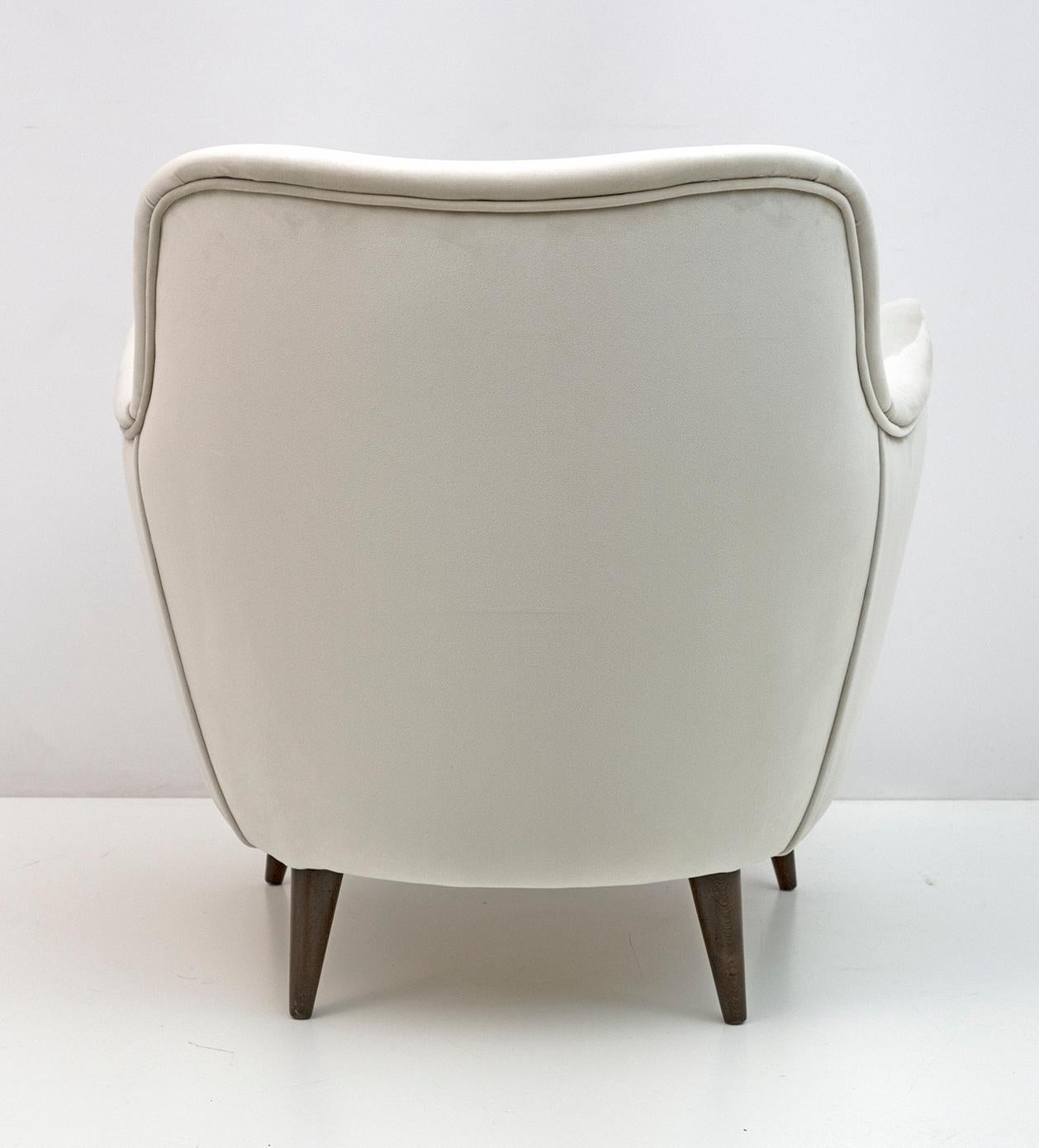 G. Veronesi Mid-Century Modern Italian Velvet Armchair by ISA, 1950s For Sale 1