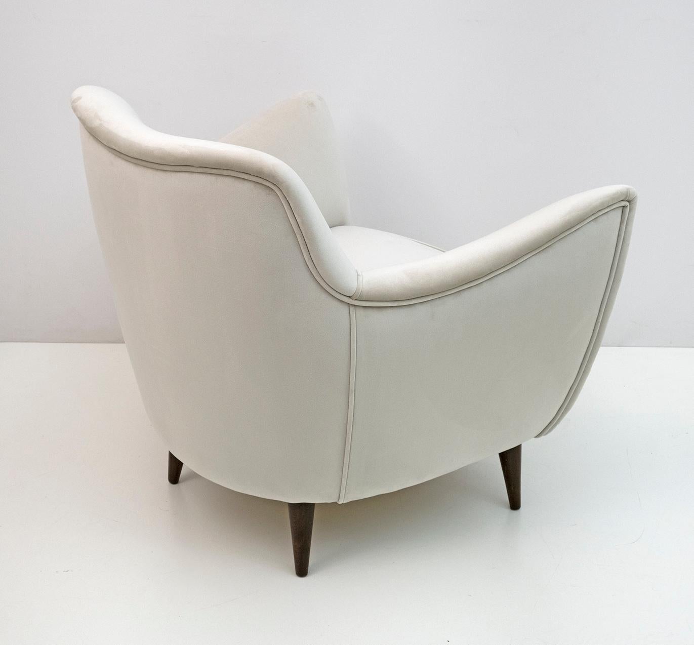 G. Veronesi Mid-Century Modern Italian Velvet Armchair by ISA, 1950s For Sale 2
