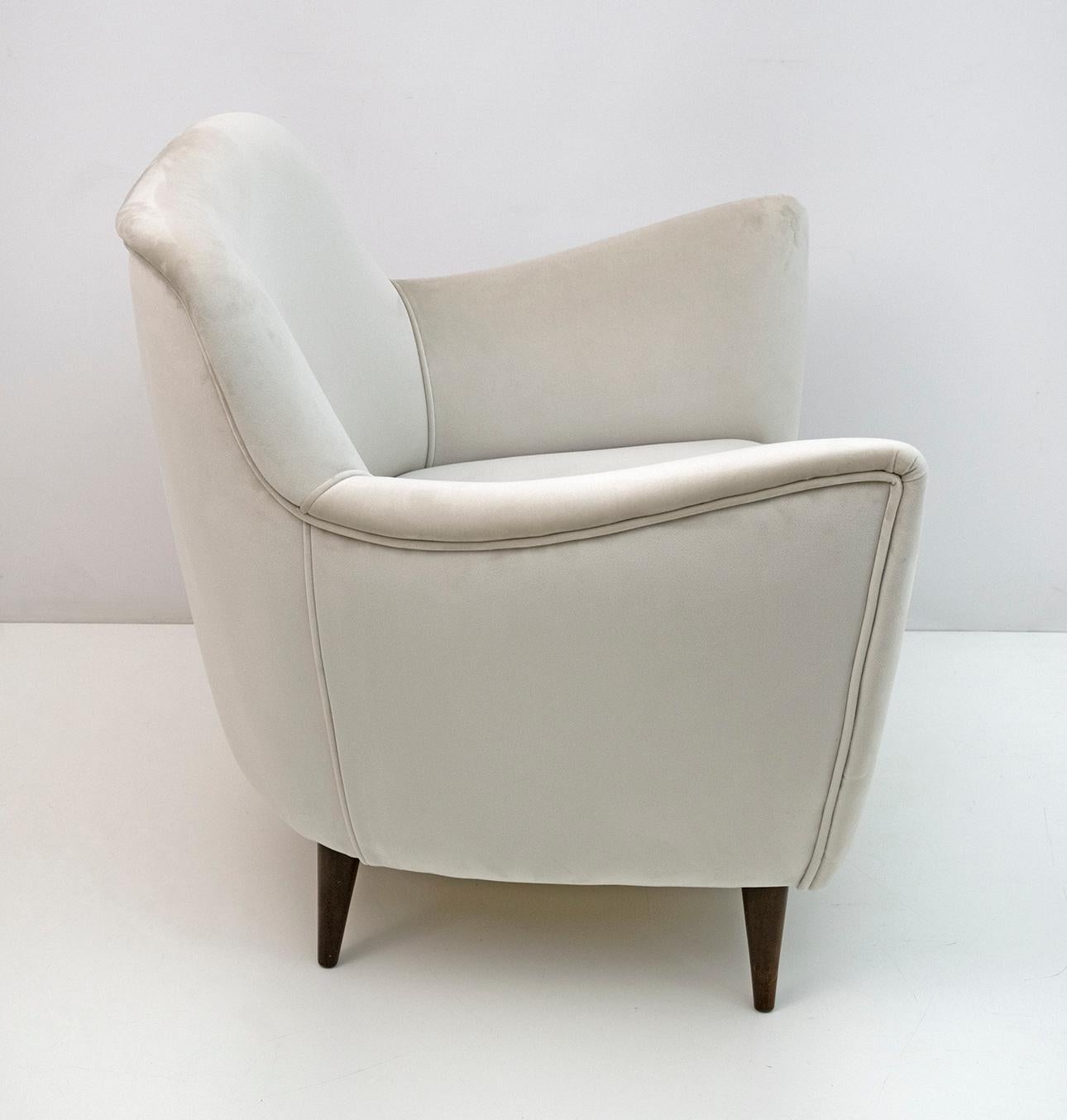 G. Veronesi Mid-Century Modern Italian Velvet Armchair by ISA, 1950s For Sale 3