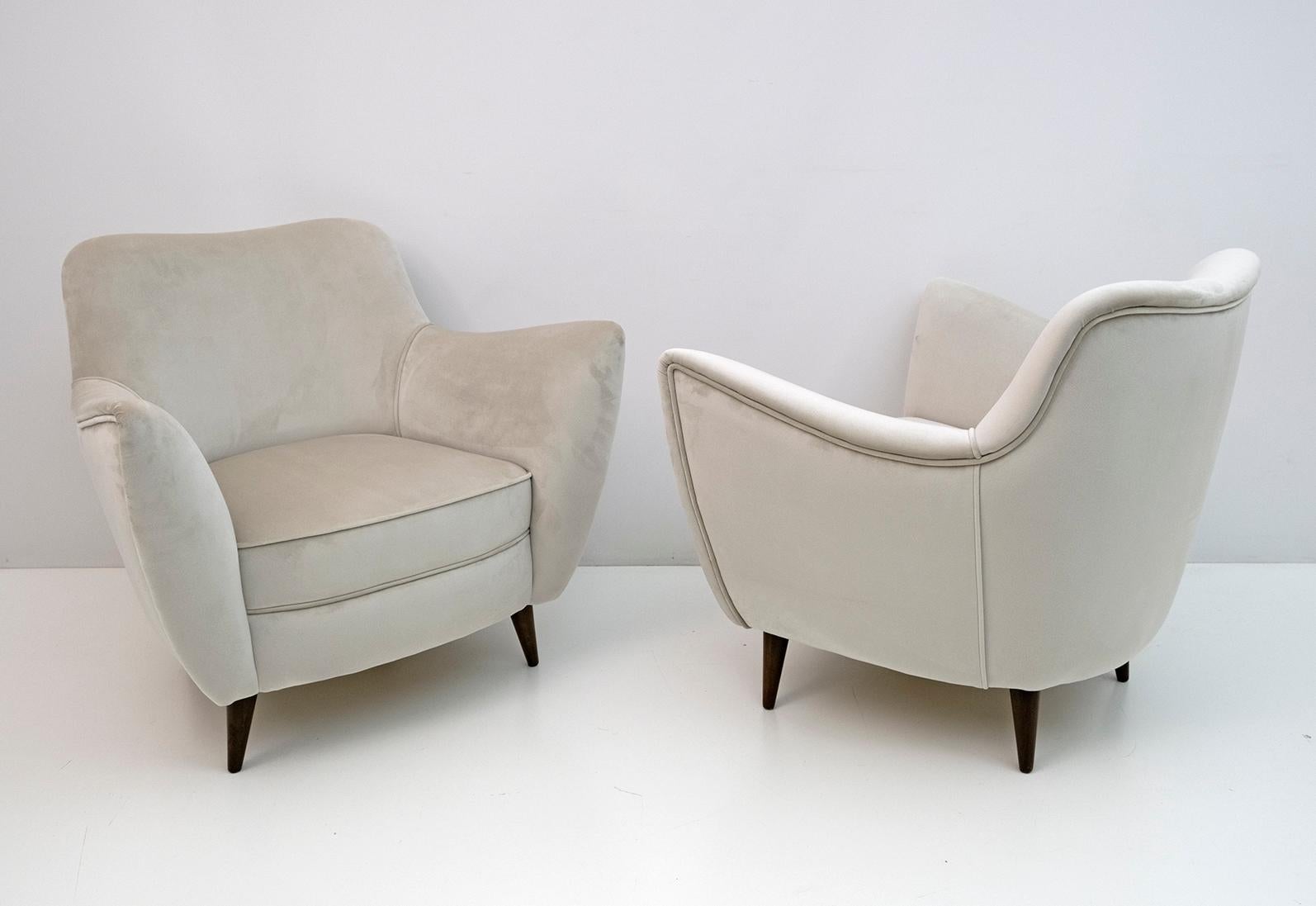 This rare pair of 'Perla' armchairs was designed by Giulia Veronesi and produced by ISA Bergamo, Italy, in the early 1950s. Its sensual curves and elegantly tapered legs give the chair a sculptural and modern look. These stunning armchairs have been