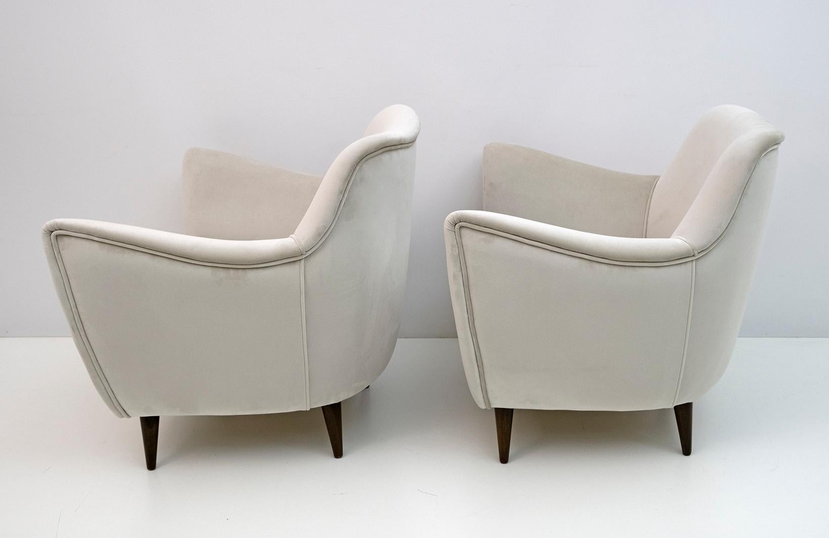 Mid-20th Century Pair of G. Veronesi Mid-Century Modern Italian Velvet Armchairs by ISA, 1950s