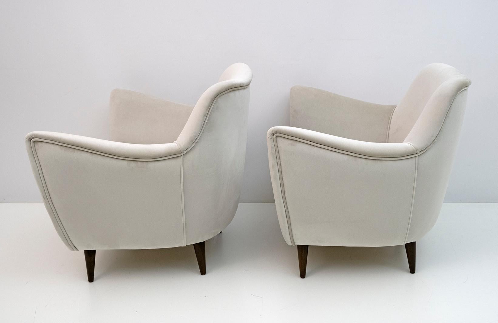 Mid-20th Century Pair of G. Veronesi Mid-Century Modern Italian Velvet Armchairs by ISA, 1950s For Sale