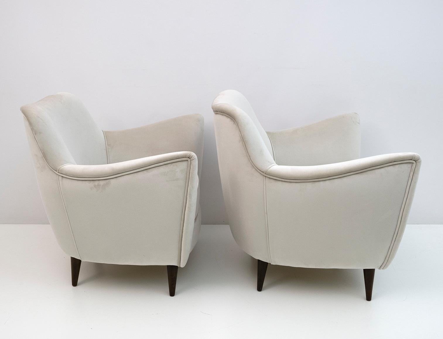 Pair of G. Veronesi Mid-Century Modern Italian Velvet Armchairs by ISA, 1950s For Sale 1