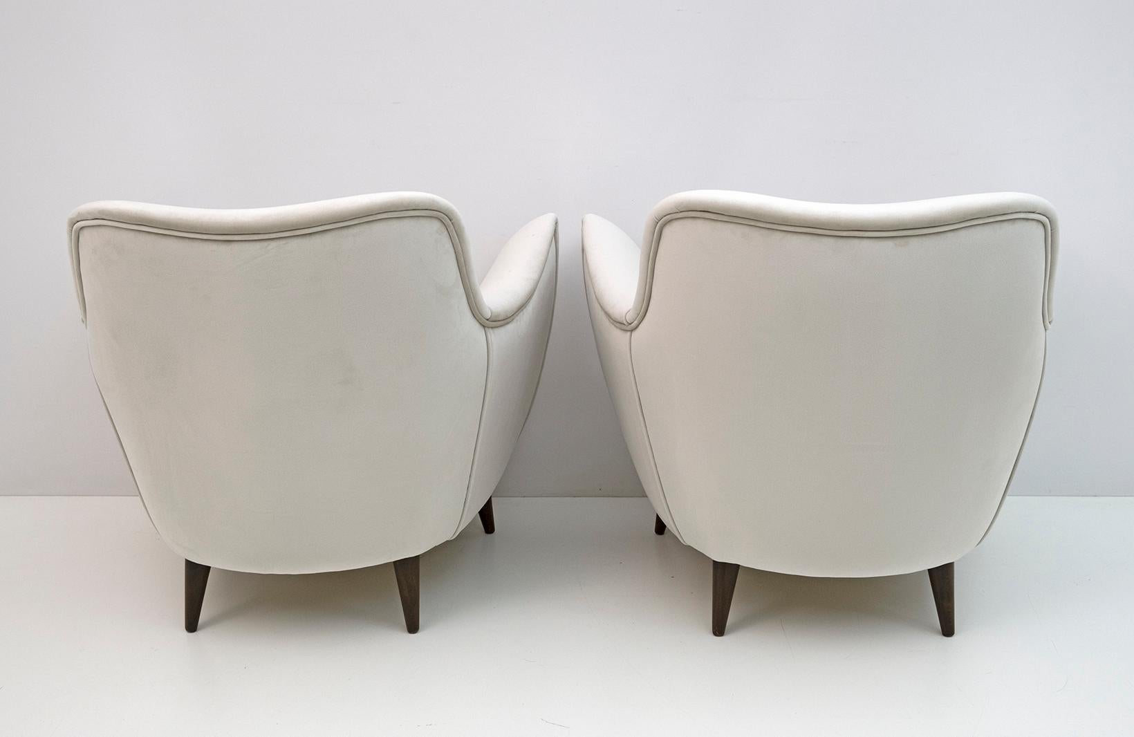 Pair of G. Veronesi Mid-Century Modern Italian Velvet Armchairs by ISA, 1950s 2