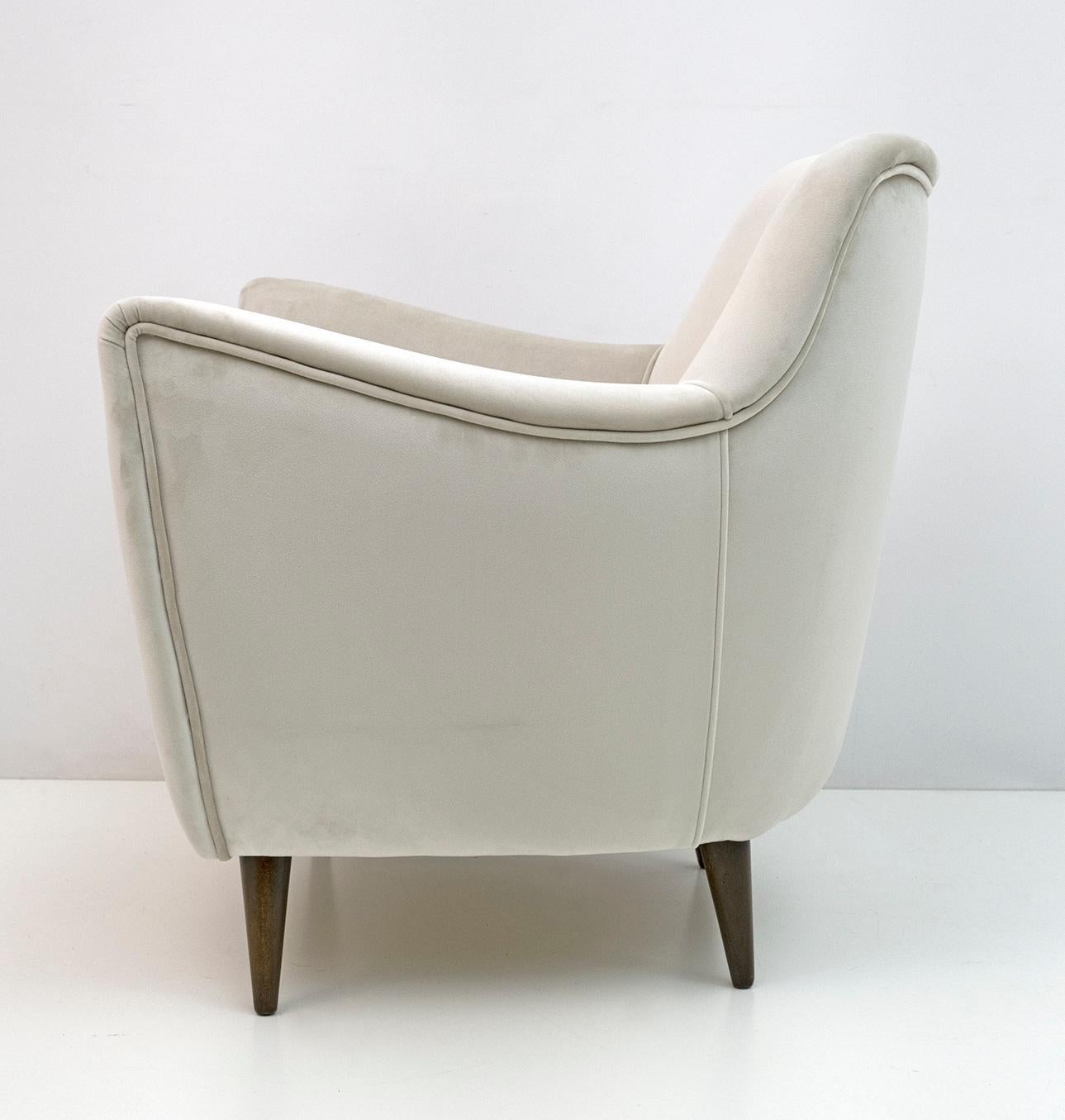 G. Veronesi Mid-Century Modern Italian Velvet Armchair by ISA, 1950s In Good Condition For Sale In Puglia, Puglia