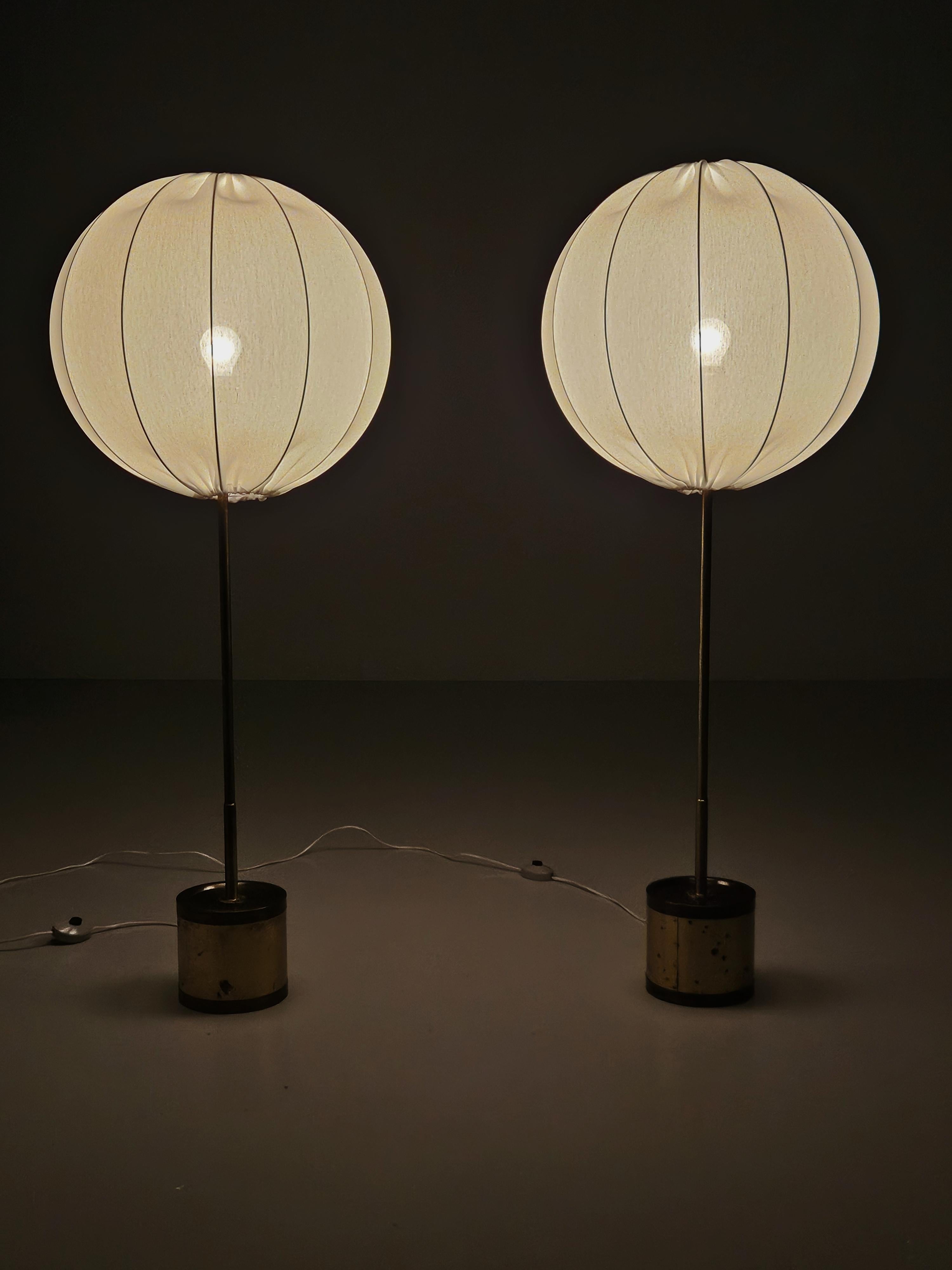Superbe paire de lampadaires modèle 'G123' par Hans-Agne Jakobsson pour sa propre firme Hans-Agne Jakobsson AB à Agnes, Suède, pendant les années 1960.

Design/One. Fabriqué en laiton. 

Les teintes ne sont pas d'origine. 