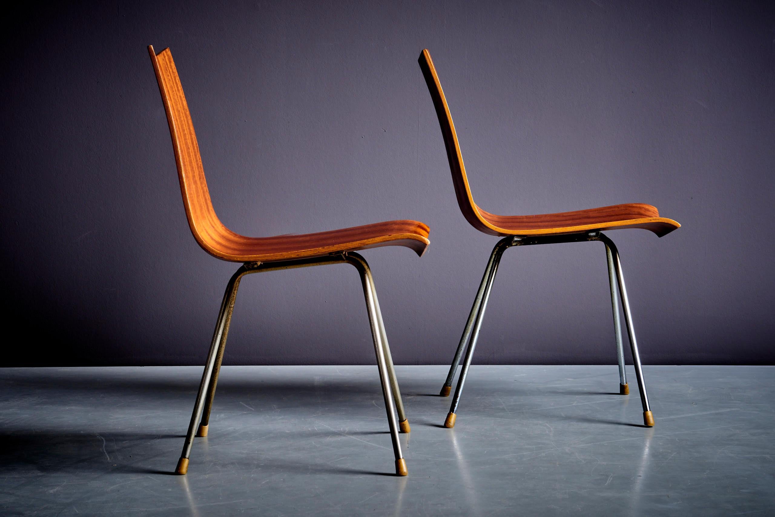 Paire de chaises GA, conçues par le designer suisse Hans Bellmann dans les années 1950 pour Horgen-Glarus. Construction à quatre pieds en tubes d'acier nickelé et couche supérieure en contreplaqué thermoformé en acajou.