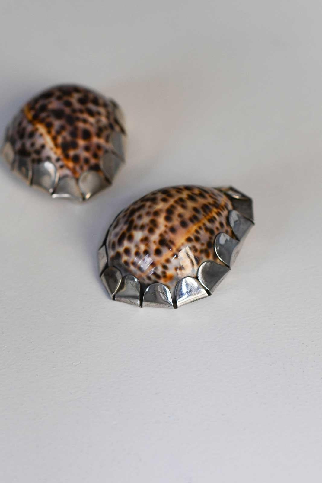 italien Paire de coquillages Gabriella Crespi avec application métallique argentée décorée à la main en vente