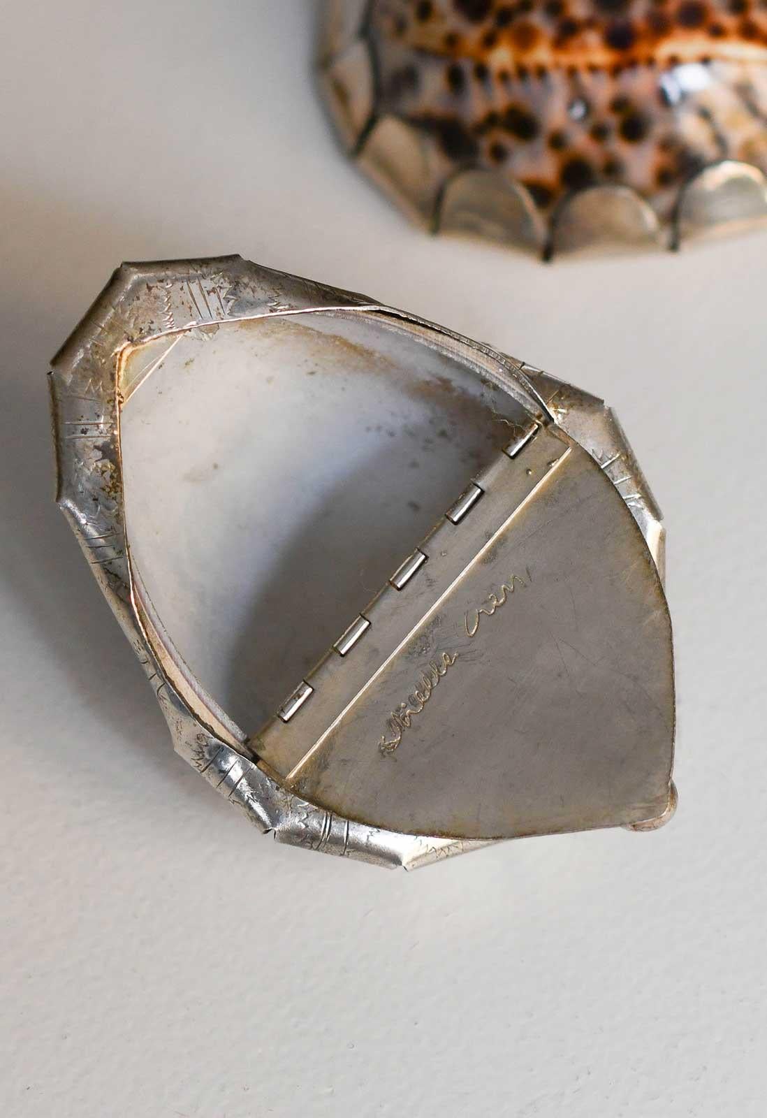 Paire de coquillages Gabriella Crespi avec application métallique argentée décorée à la main en vente 1
