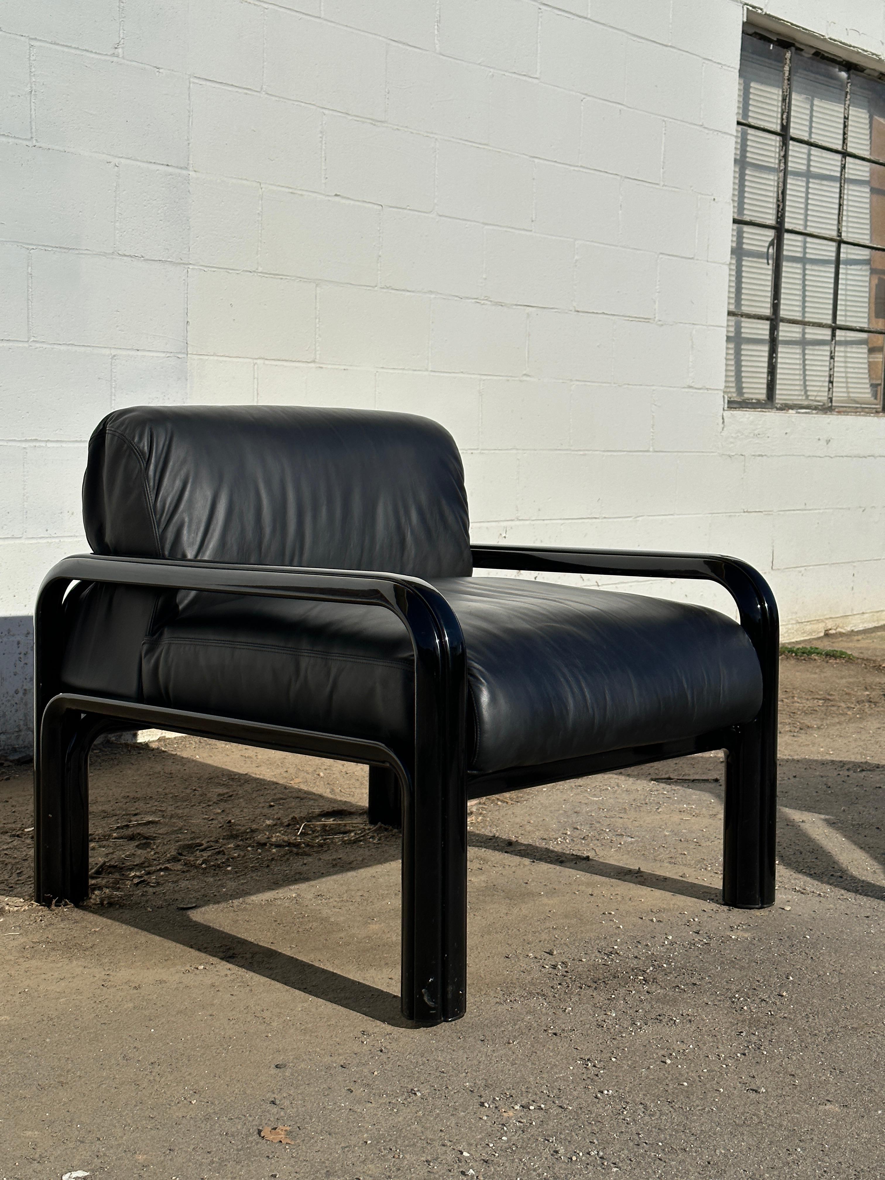 Pair of Gae Aulenti Black Leather Lounge Chairs for Knoll, Marked 3