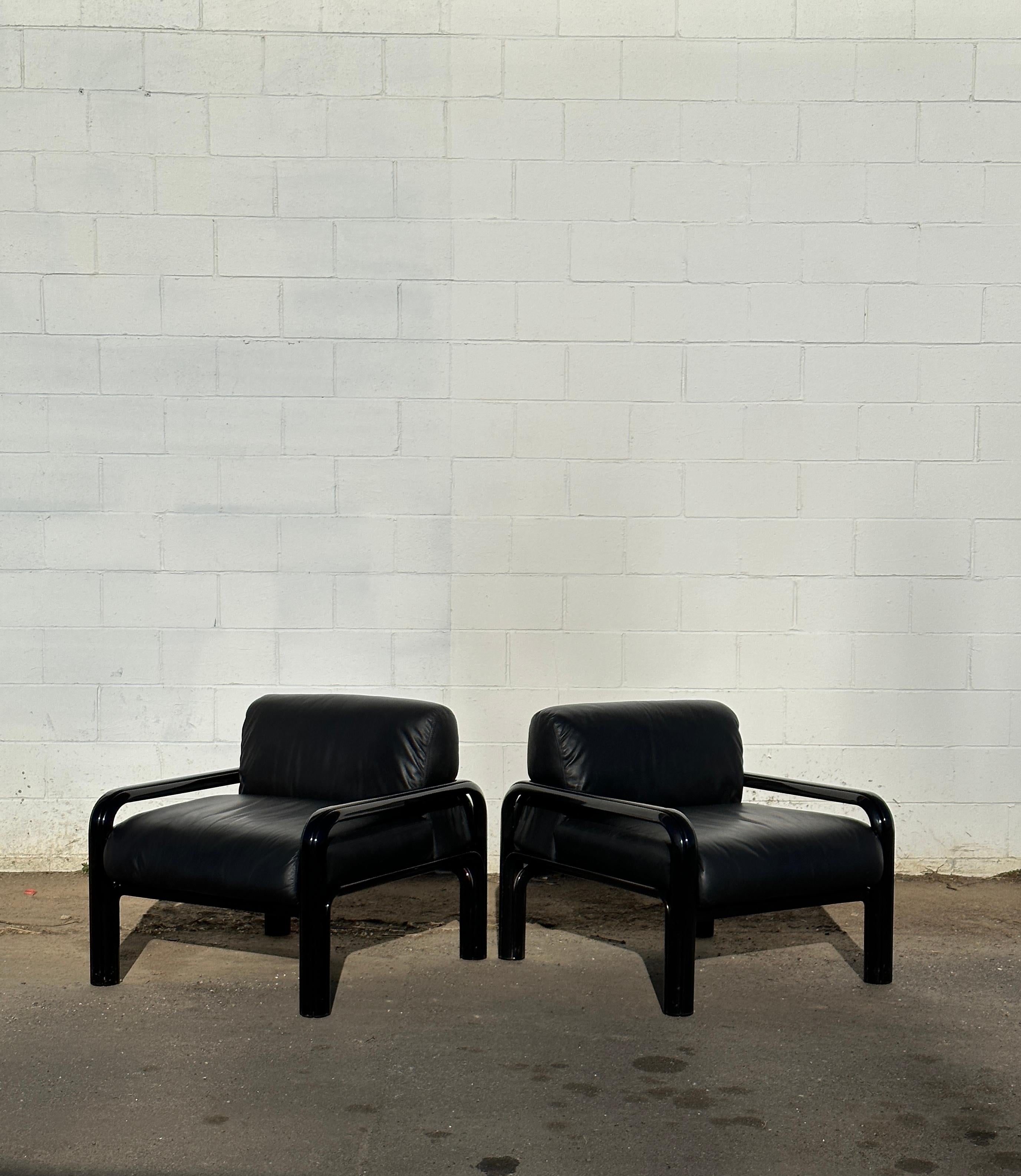 Vintage lounge chairs designed by Gae Aulenti for Knoll. Original upholstery in black leather with lacquered black frames. Made in Italy, circa 1970s.

Sturdy set, excellent vintage condition showing minor wear and tear such as scratches and nicks