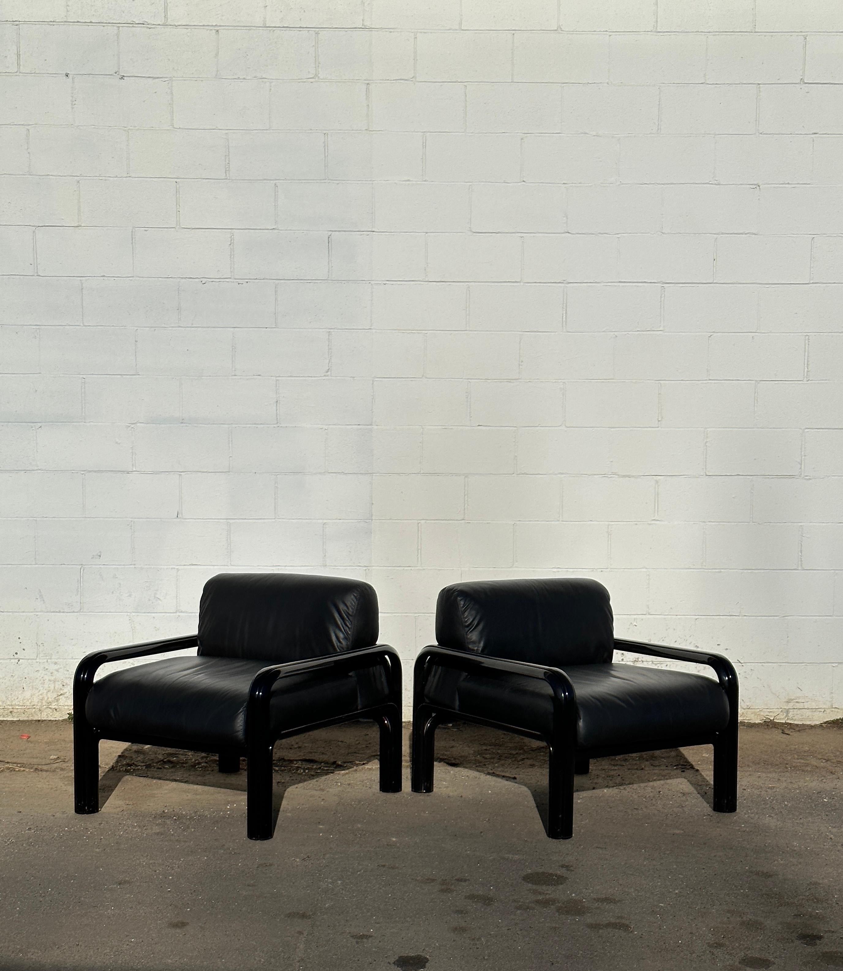 Chaises longues vintage conçues par Gae Aulenti pour Knoll. Revêtement d'origine en cuir noir avec cadres noirs laqués. Fabriqué en Italie, vers les années 1970.

Ensemble robuste, excellent état vintage présentant une usure mineure telle que des